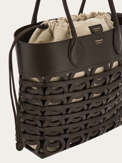 【SALVATORE FERRAGAMO】GANCINI TOTE BAG Gancini tote bag (M) - Women | Ferragamo