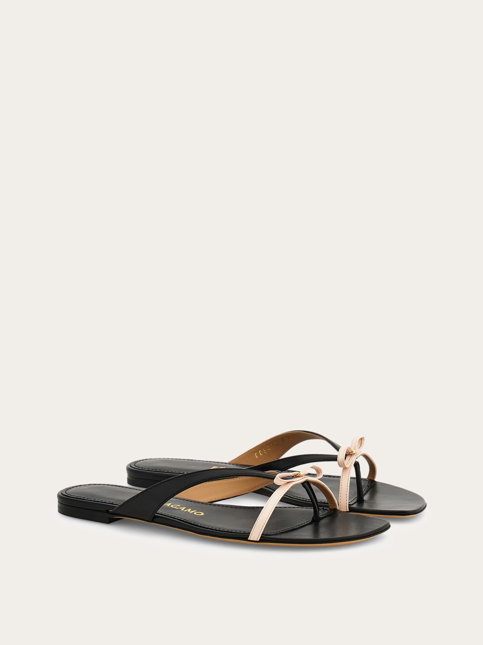 サンダル・ミュール FERRAGAMO Abibi thong sandals in smooth leather Mini bow flip flop - Women | Ferragamo