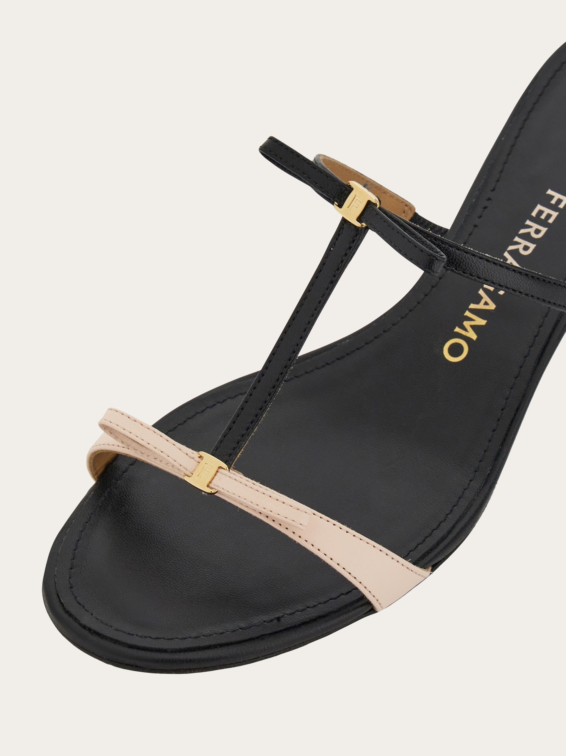 サンダル・ミュール FERRAGAMO Abibi thong sandals in smooth leather Mini bow flip flop - Women | Ferragamo