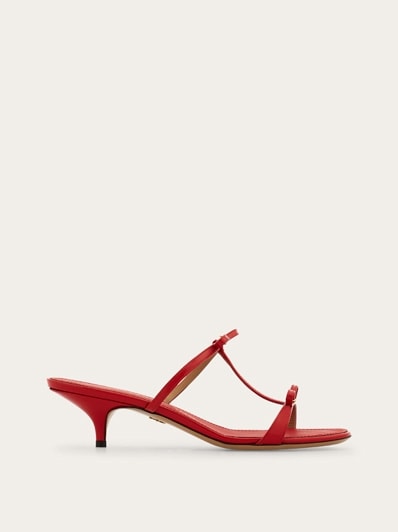 サンダル・ミュール FERRAGAMO SANDAL WITH ASYMMETRICAL BOW (763016_01F796NERO) Ferragamo Sandal With Asymmetrical Bow | italist