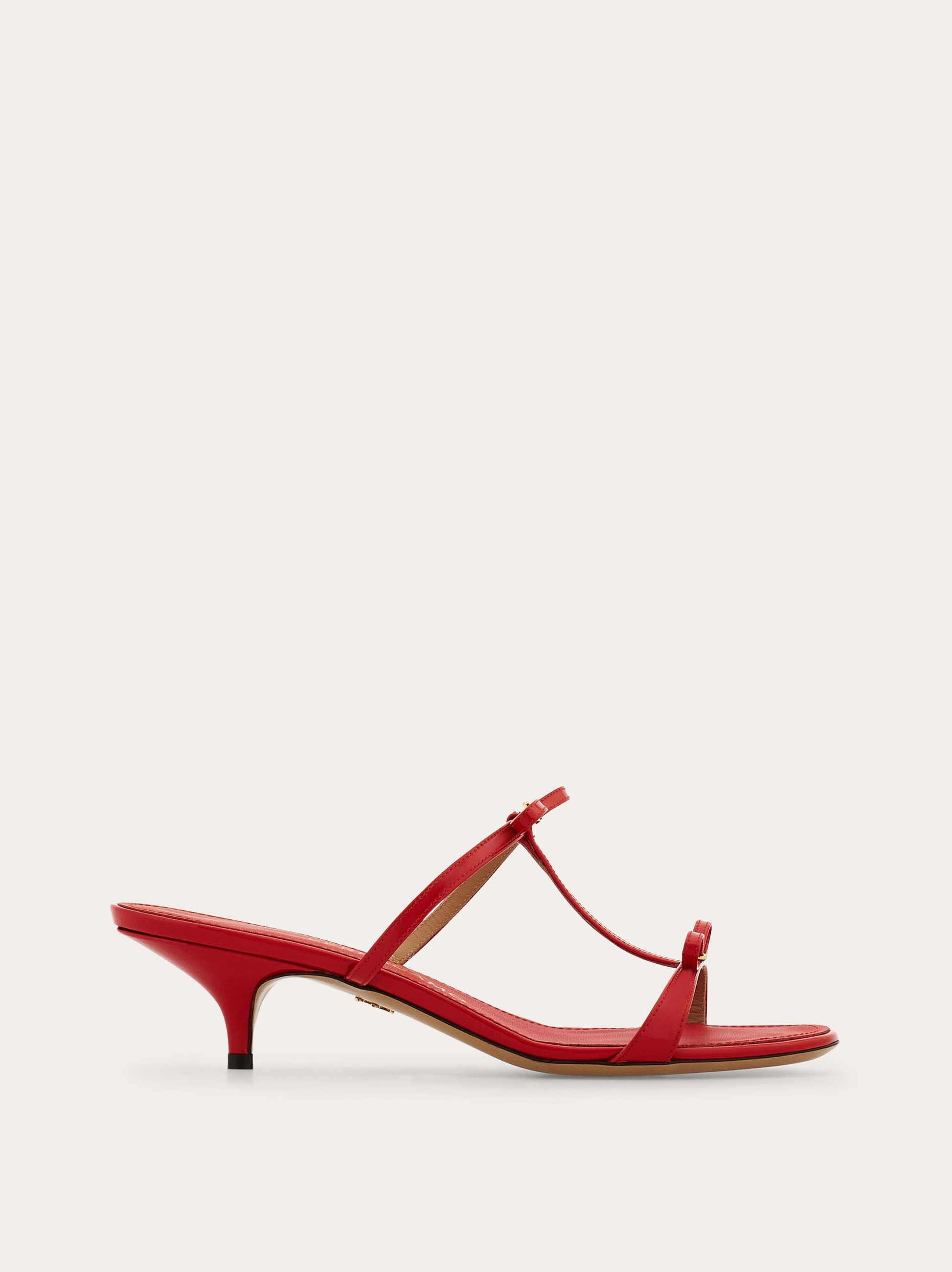 サンダル・ミュール Ferragamo Asymmetrical Bow Sandal Ferragamo asymmetric-bow Satin Sandals | Black | FARFETCH