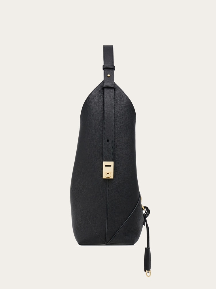 V-shaped hobo bag (M) Gallery image 4