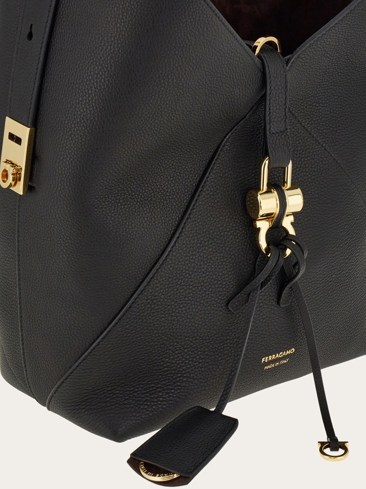 V-shaped hobo bag (M) Gallery image 7