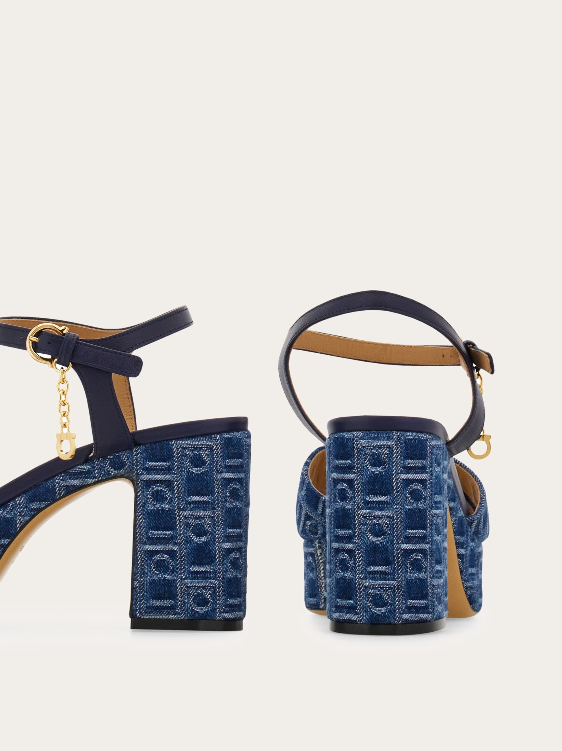 サンダル・ミュール Ferragamo SANDALS WOMAN DEVA Salvatore Ferragamo Sandals Women Rubber Heavenly/Sky | B