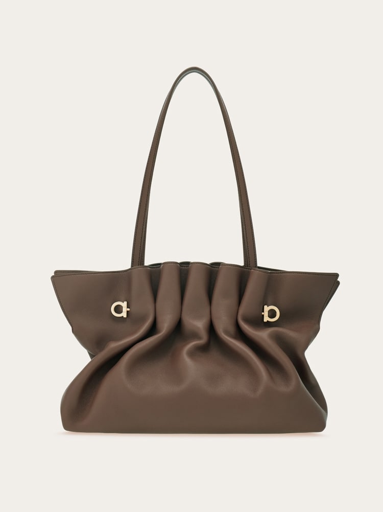 【関税&送料込】Ferragamo Hug Soft Bag Hug soft shoulder bag (L) - Women | Ferragamo