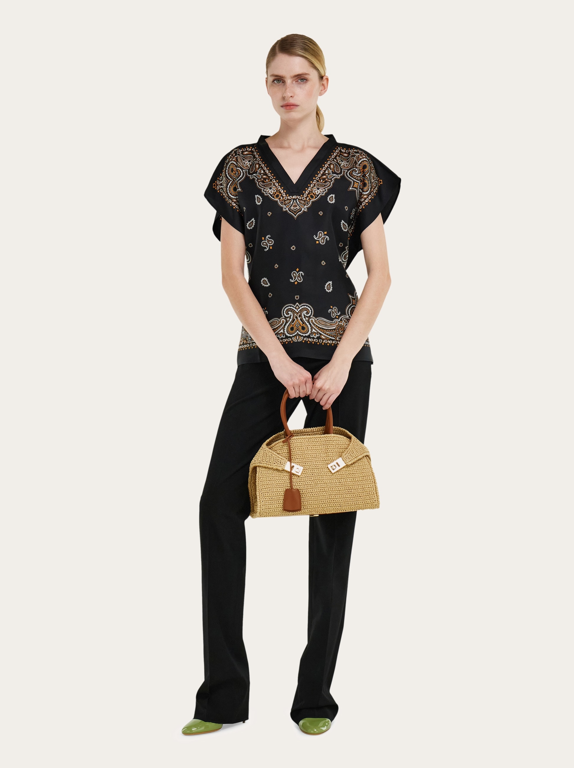 Hug handbag (M) - Women | Ferragamo