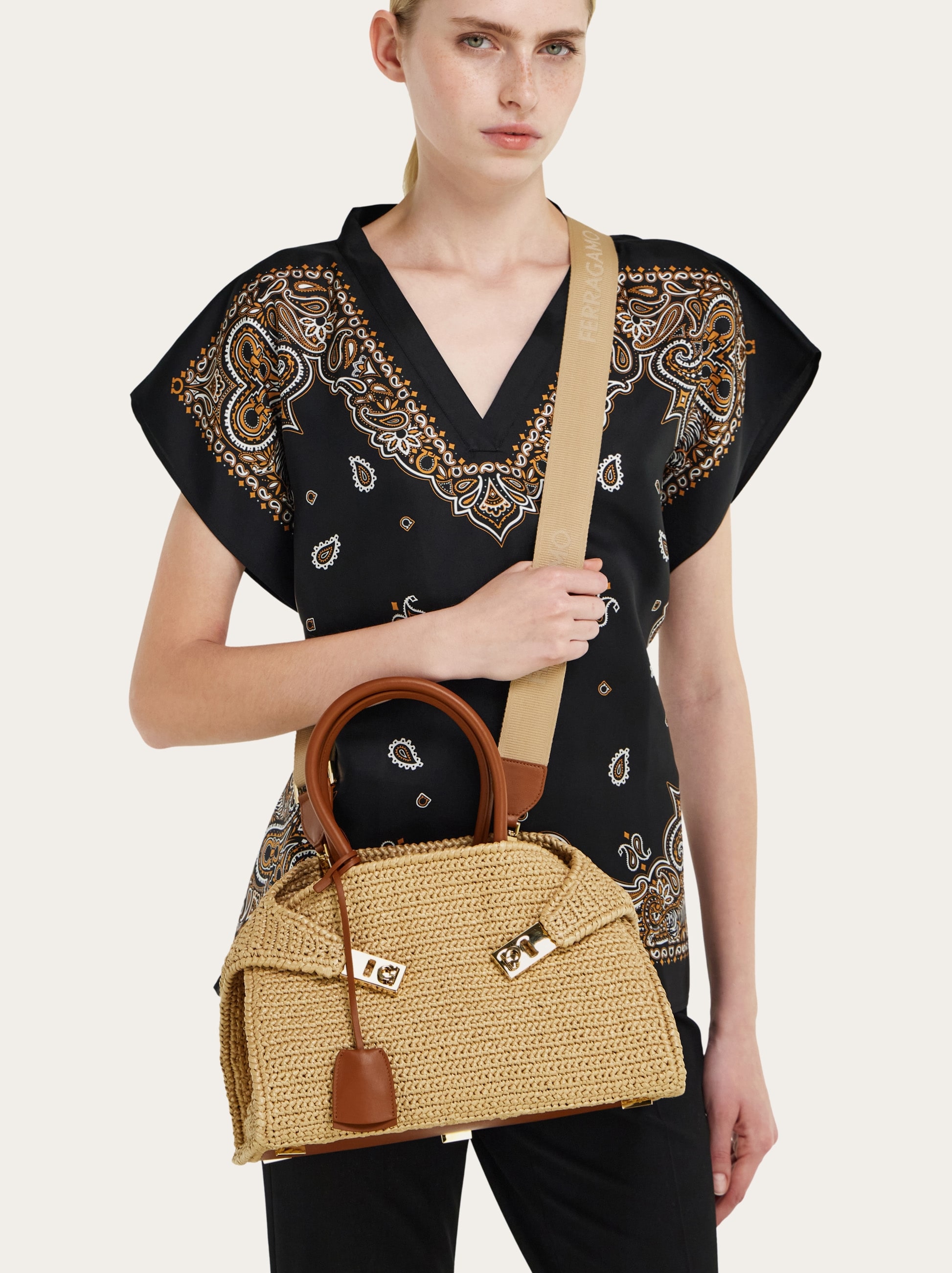 Hug handbag (M) - Women | Ferragamo