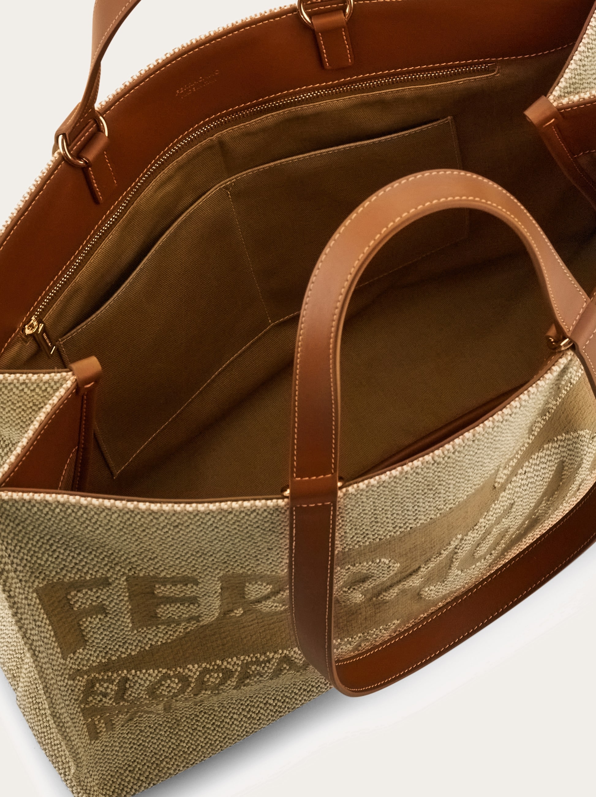 ■ffroi■ 330 Tote Bag 330totebag Tote bag with logo (XL) - Women | Ferragamo