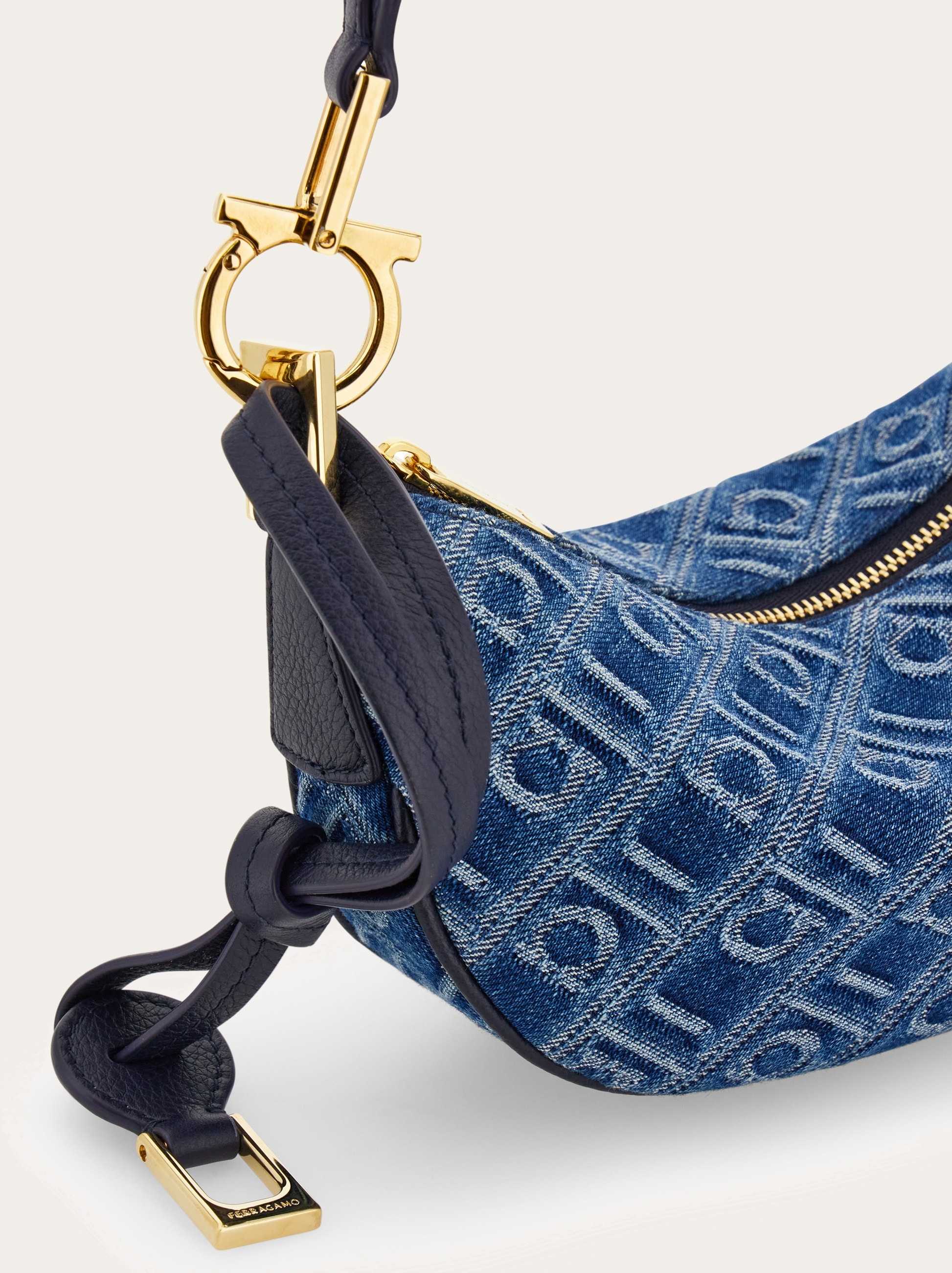 【Ferragamo】アシンメトリーポケット ホーボーバッグ ホーボーバッグ FERRAGAMO(フェラガモ) バッグ・カバン