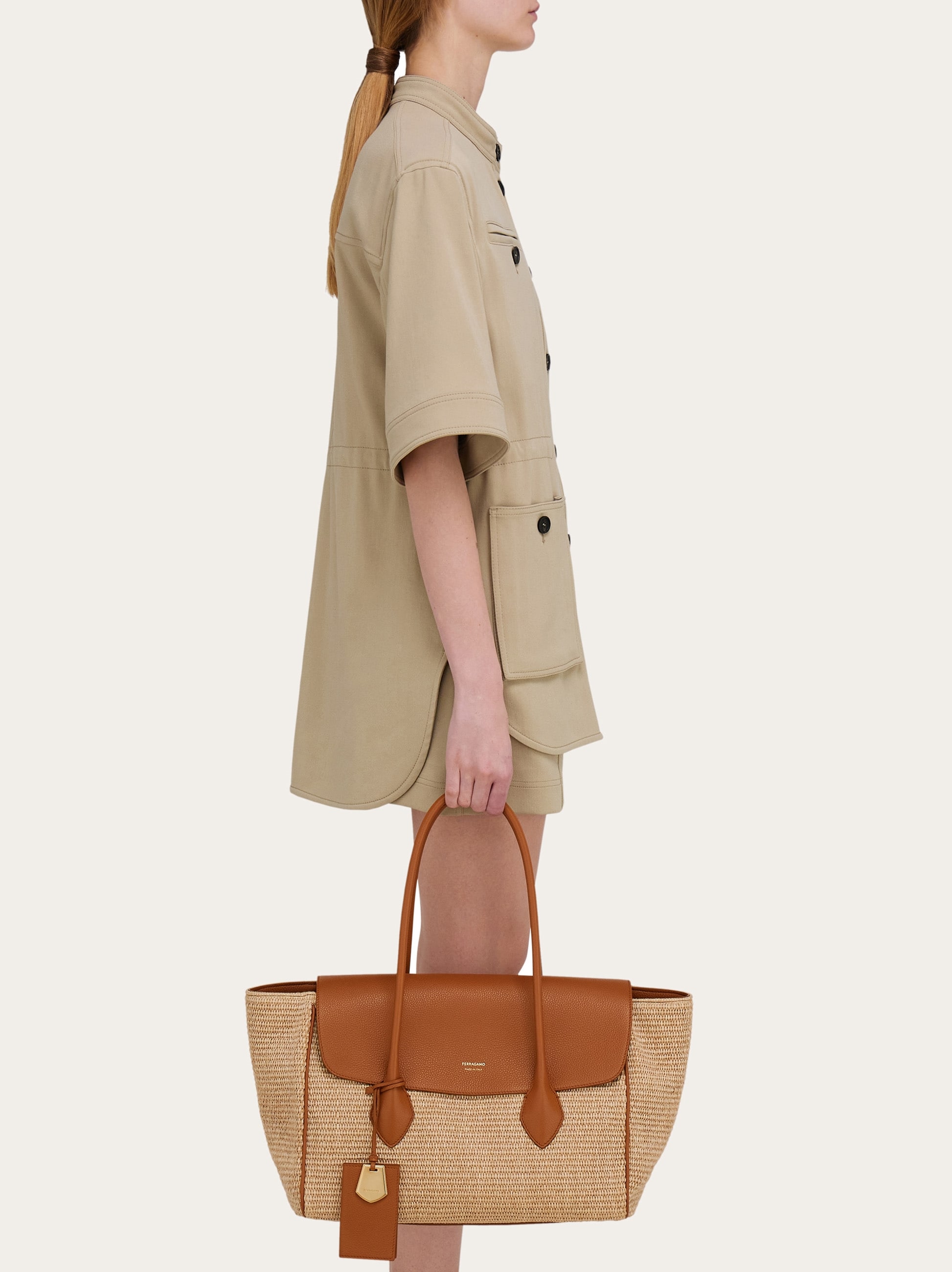 FERRAGAMO直営店 イーストウエストトートバッグ（L） East-West tote bag (L) - Women | Ferragamo