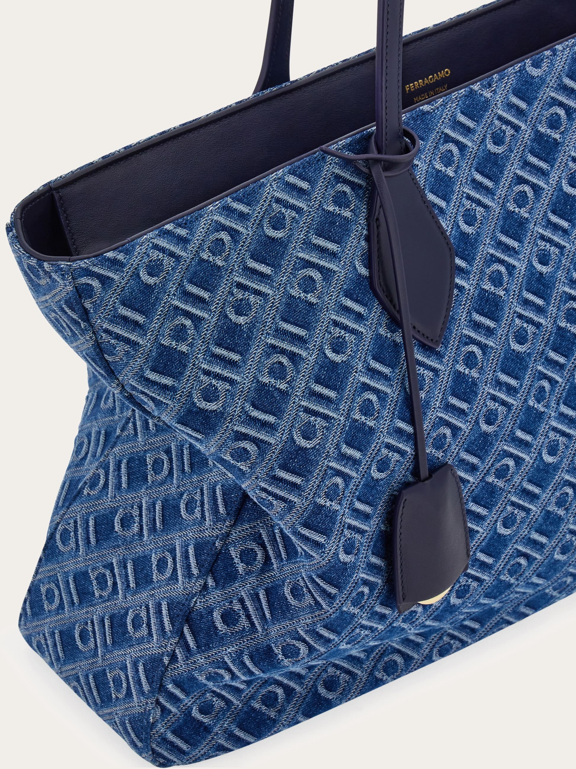 FERRAGAMO直営店 モノグラム星型トートバッグ（L） Ferragamo Monogram star-shaped tote bag (L) - Women | Ferragamo