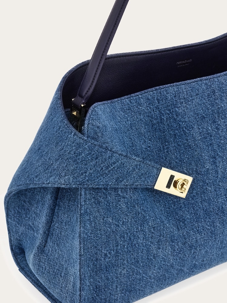 大人の余裕バッグ FERRAGAMO 'Hug Soft M' shoulder bag Hug Soft shoulder bag (M) - Women | Ferragamo