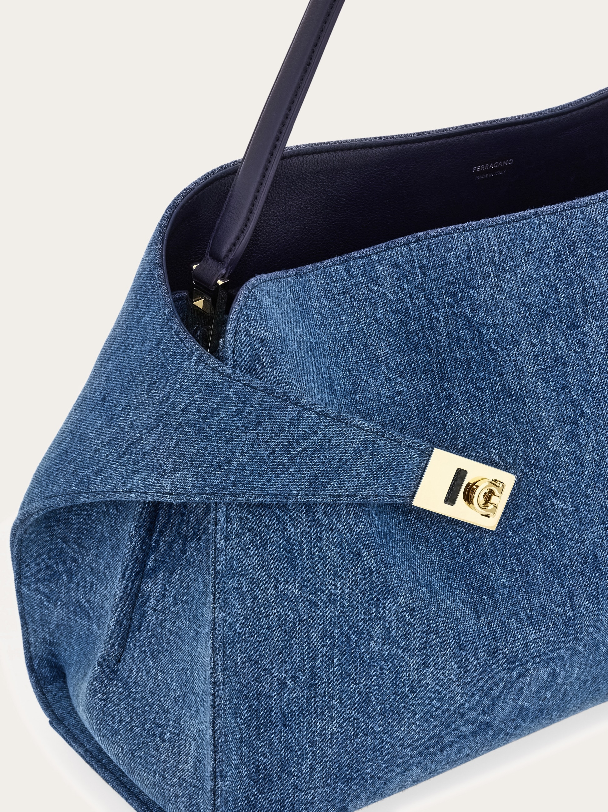 ハンドバッグ FERRAGAMO Hug Soft Two-tone Shoulder Bag Hug soft shoulder bag (L) - Women | Ferragamo