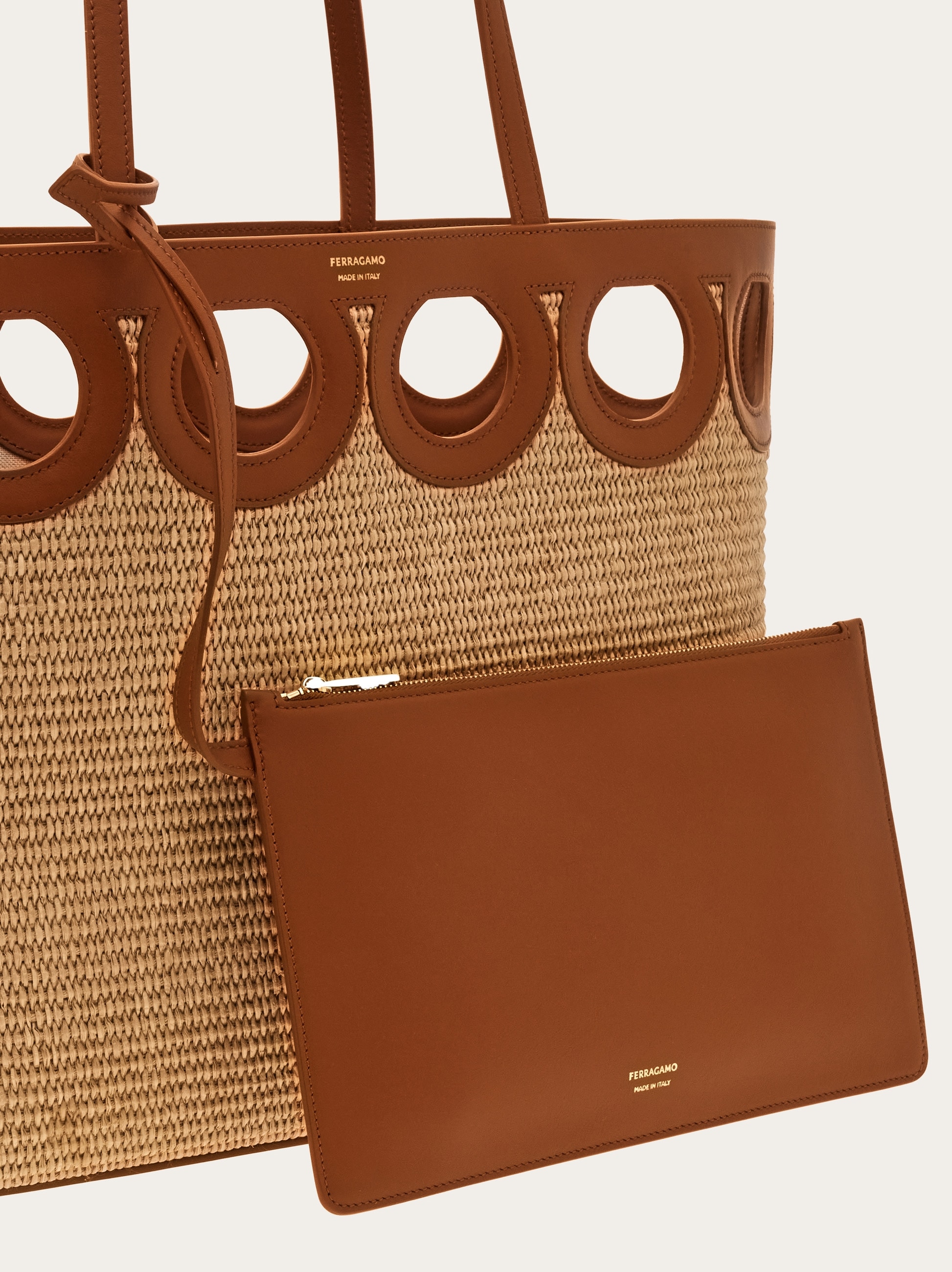 トートバッグ FERRAGAMO Camel raffia small TT Sign shopping bag SALVATORE FERRAGAMO Raffia XL Studio Box Tote Natural
