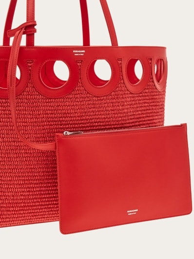 【SALVATORE FERRAGAMO】GANCINI TOTE BAG Gancini outline tote bag (M) - Women | Ferragamo
