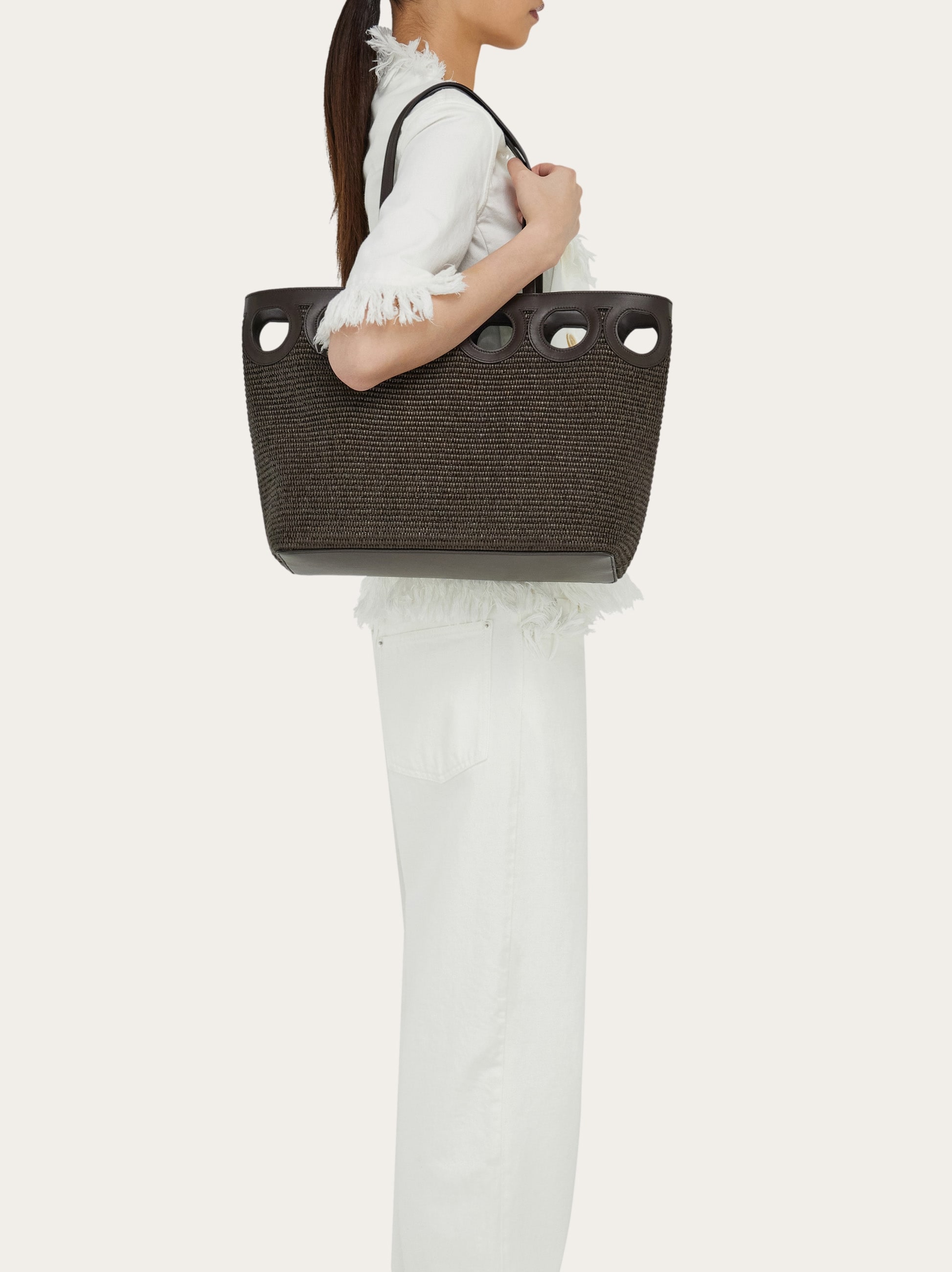 Gancini outline tote bag (M) - Women | Ferragamo