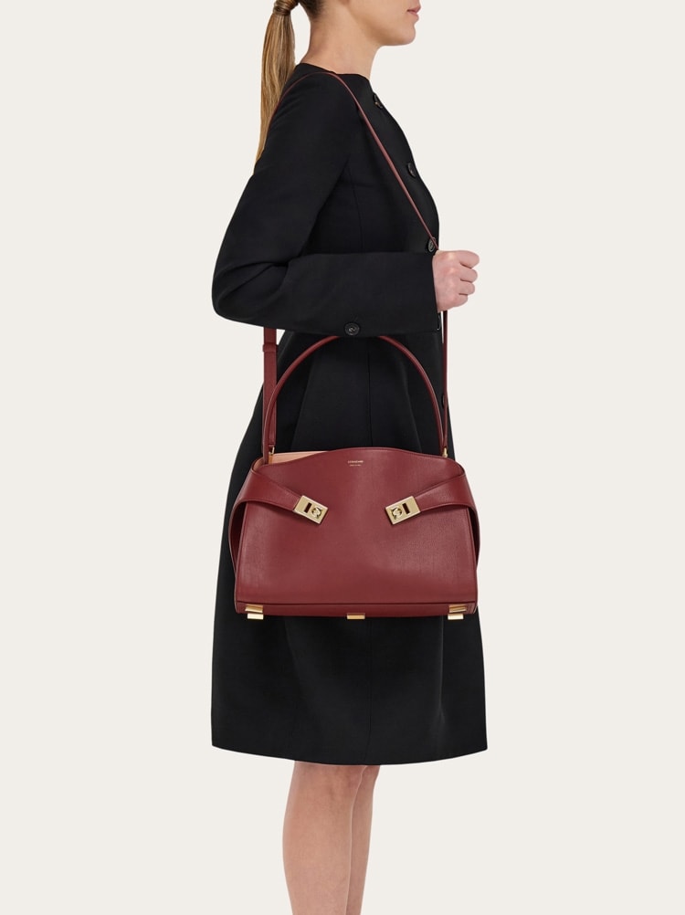 Bolso de hombro Hug soft bicolor (M) Gallery image 9