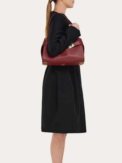 FERRAGAMO 215975778490017 関税送料込 Hug ソフト バイカラー ワンショルダーバッグ(M) - ウィメンズ