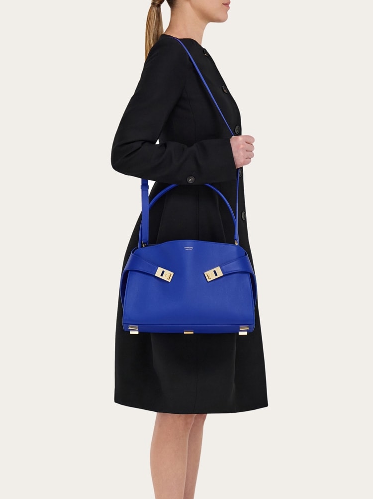 Hug soft bicolor shoulder bag (M) Gallery image 9