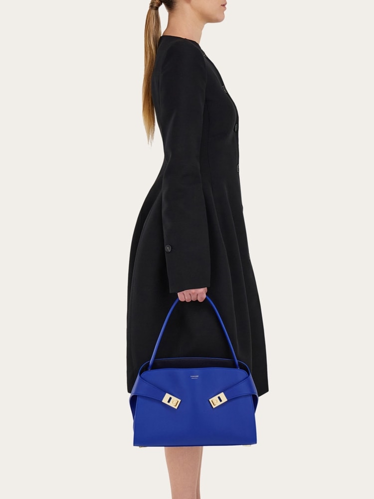【VIP SALE】フェラガモ FERRAGAMO Hug ワンショルダーバッグ Hug ソフト バイカラー ワンショルダーバッグ(M) - ウィメンズ