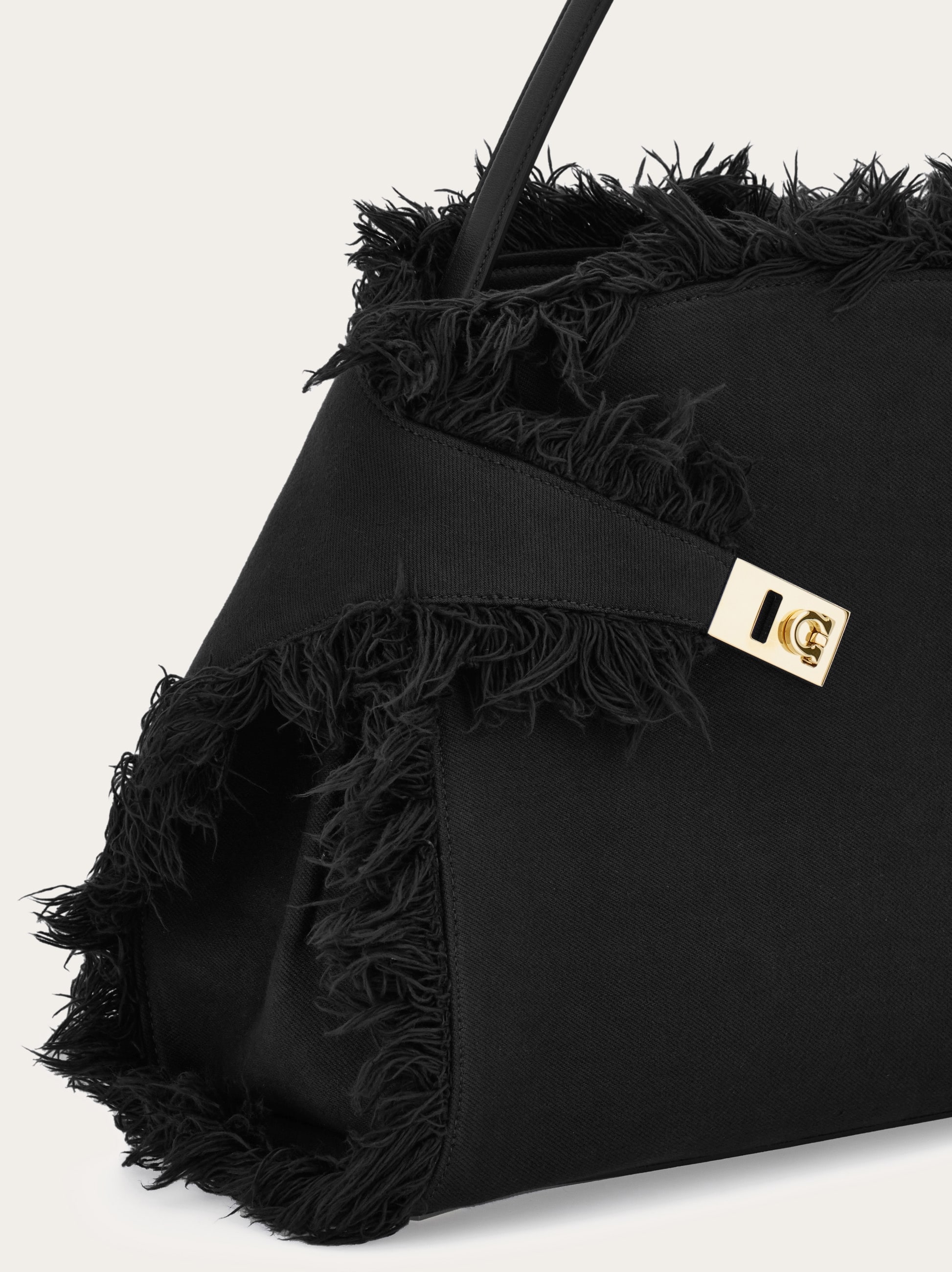 【VIP価格】FERRAGAMO Soft Shoulder Bag Fringed Hug Soft shoulder bag (L) - Women | Ferragamo