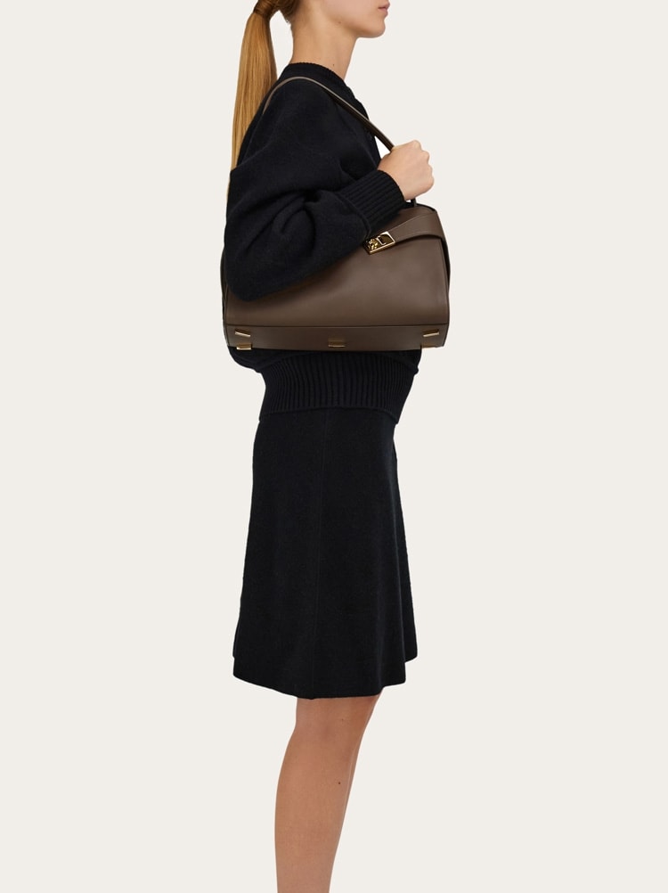 Hug soft bicolor shoulder bag (M) Gallery image 2