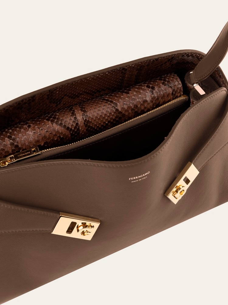 Hug soft bicolor shoulder bag (M) Gallery image 6