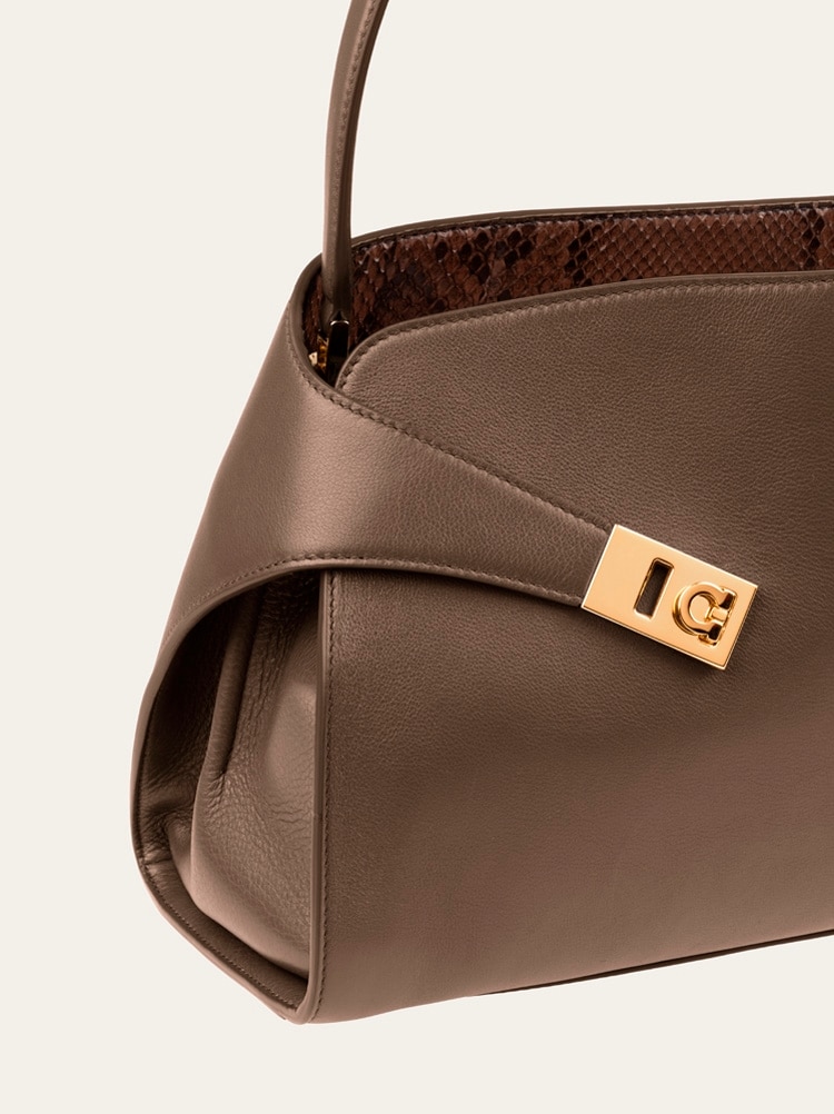 Hug soft bicolor shoulder bag (M) Gallery image 8