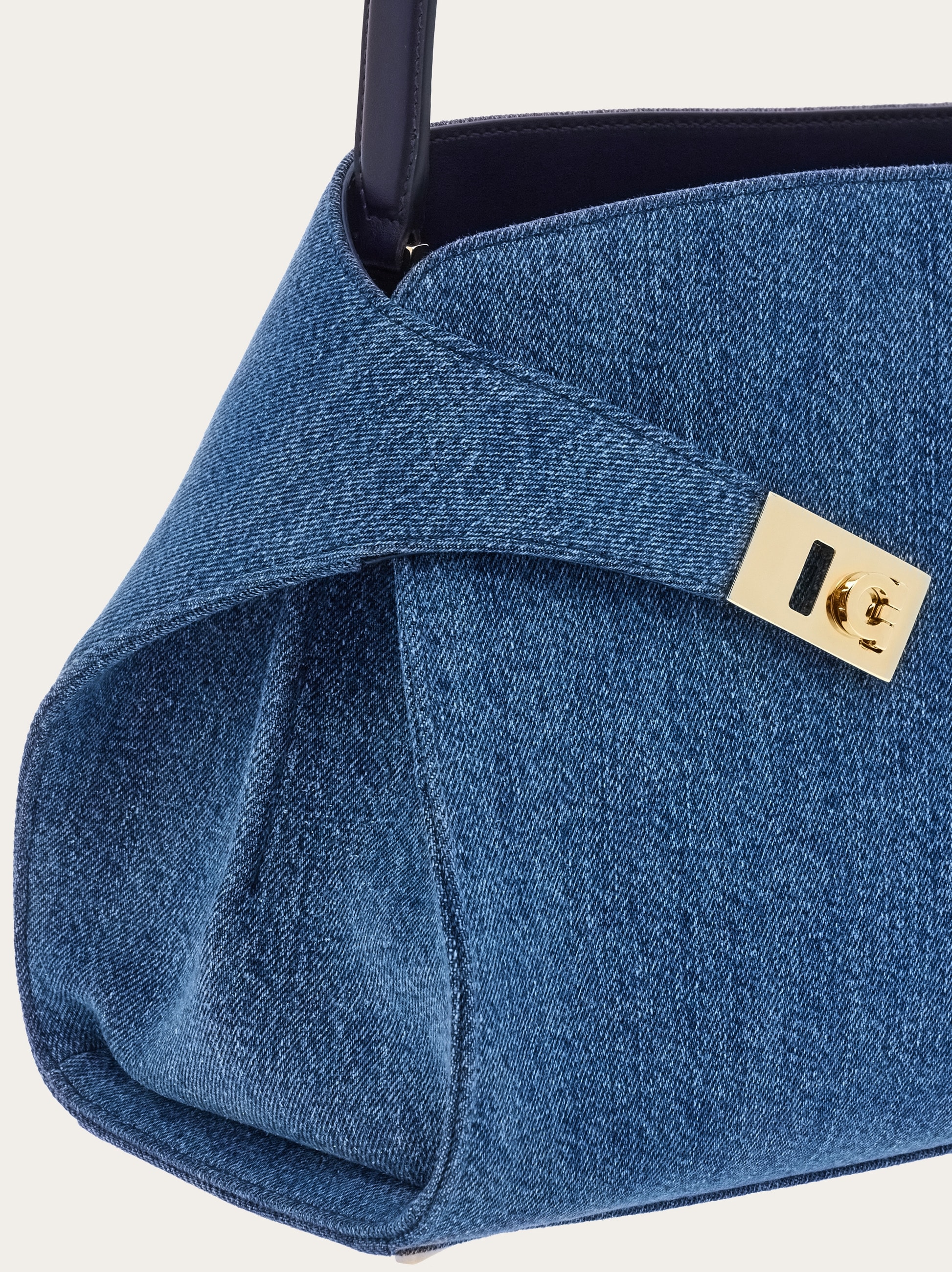 関税込【Ferragamo】ハグ ソフト ショルダーバッグ ネイビー Hug ソフト バイカラー ワンショルダーバッグ(M) - ウィメンズ