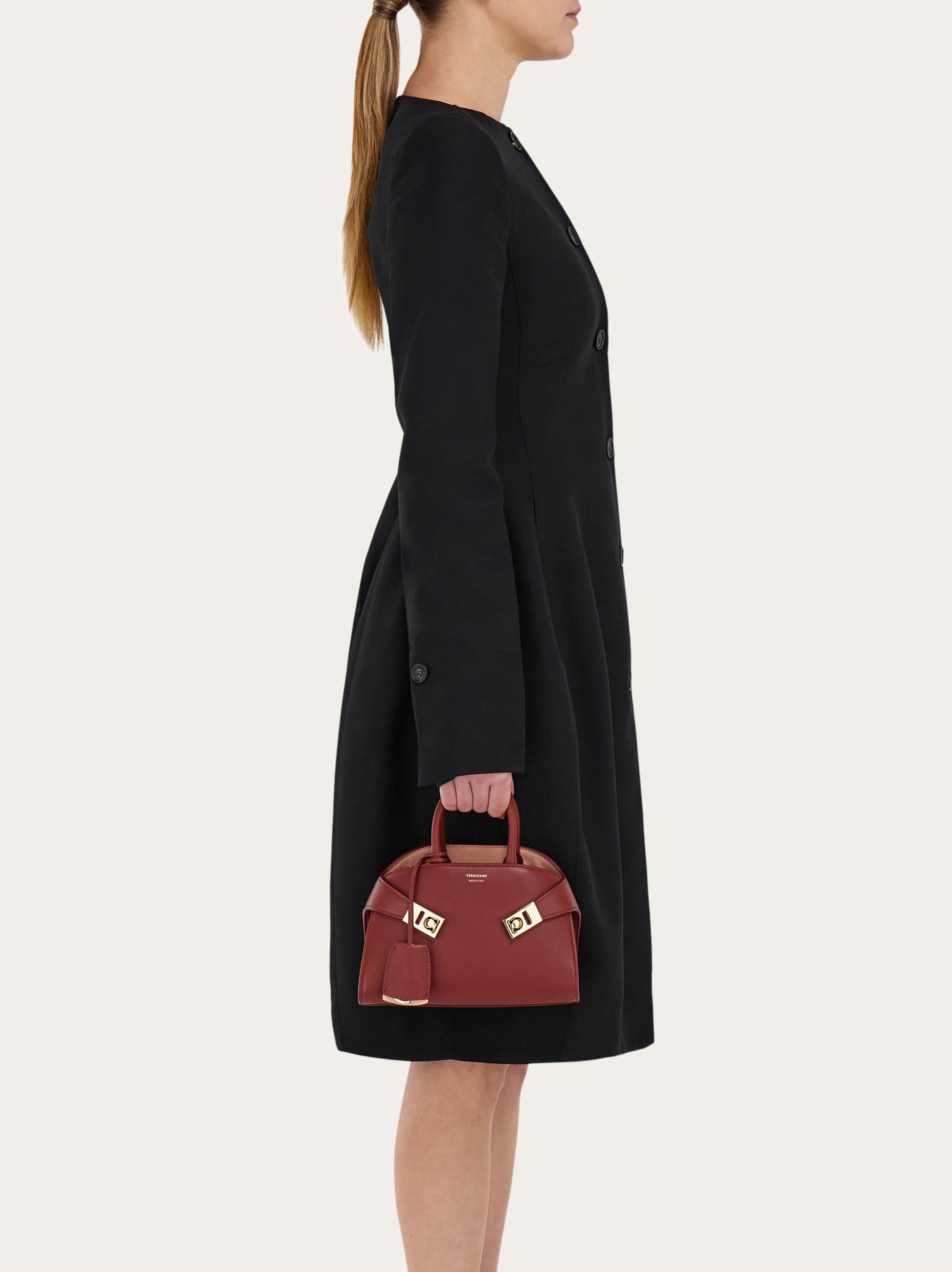 【FW25】Hug バイカラー ハンドバッグ (XS) Hug handbag (XS) - Women | Ferragamo