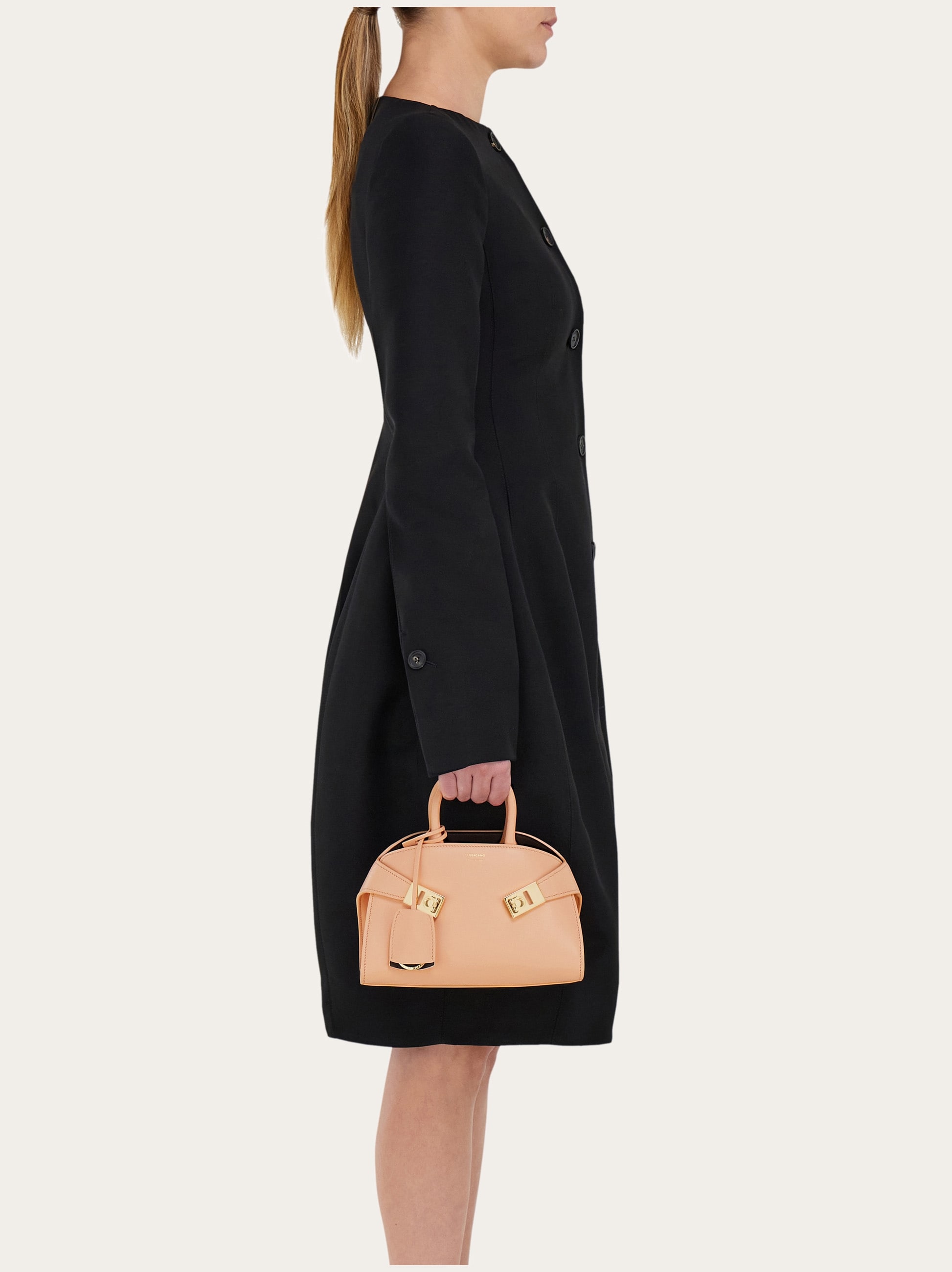 【SS25＊日本未入荷カラー】Hug ハンドバッグ (XS) Hug handbag (XS) - Women | Ferragamo