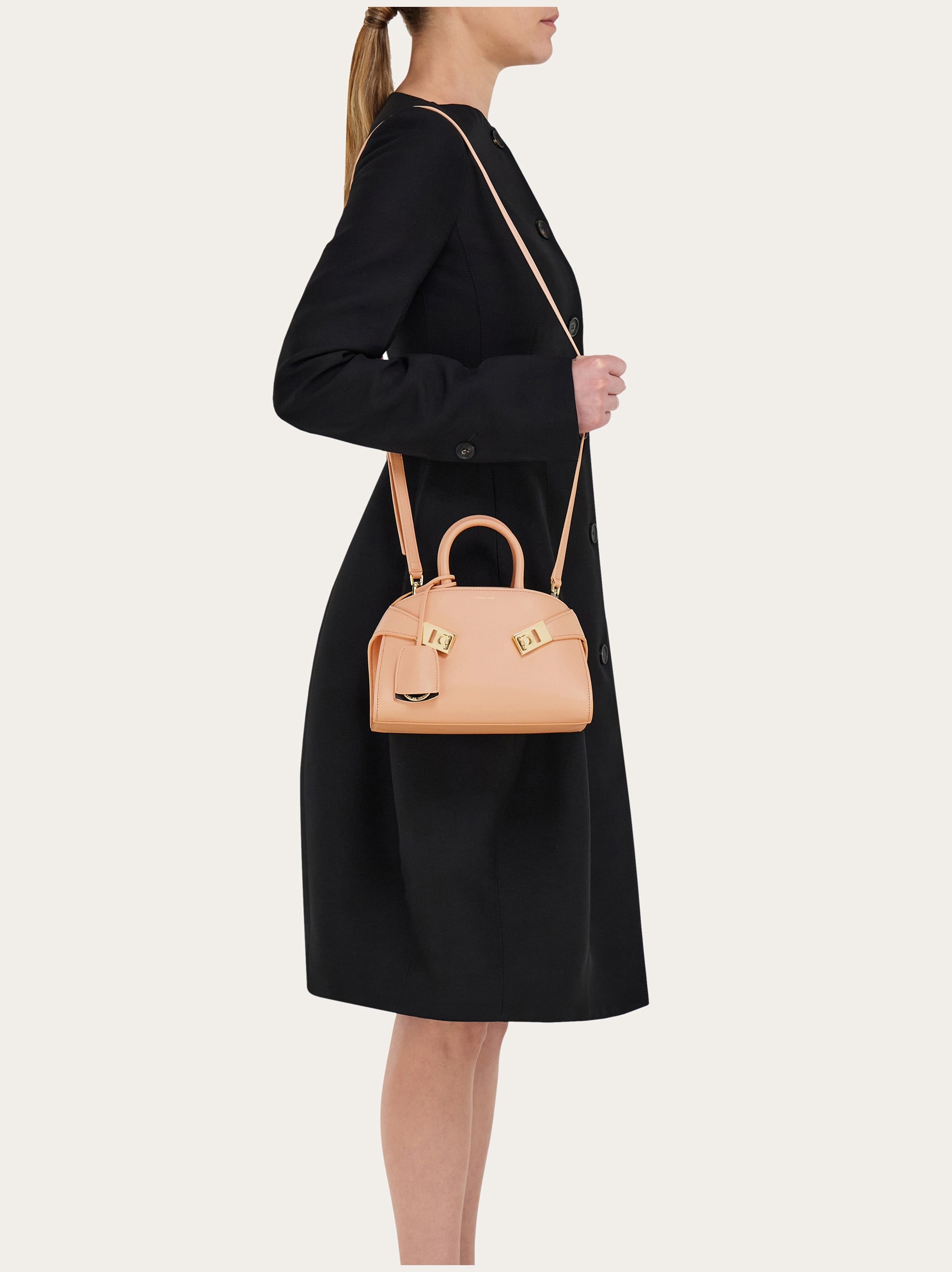 フェラガモ Hug ハンドバッグ (L) Hug ハンドバッグ (L) - ウィメンズ | Ferragamo