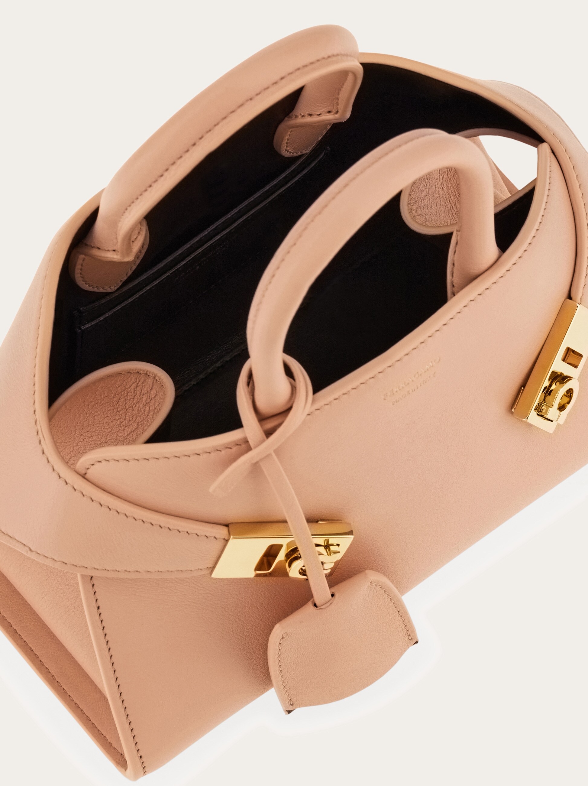 Hug ハンドバッグ (XS) - ウィメンズ | Ferragamo