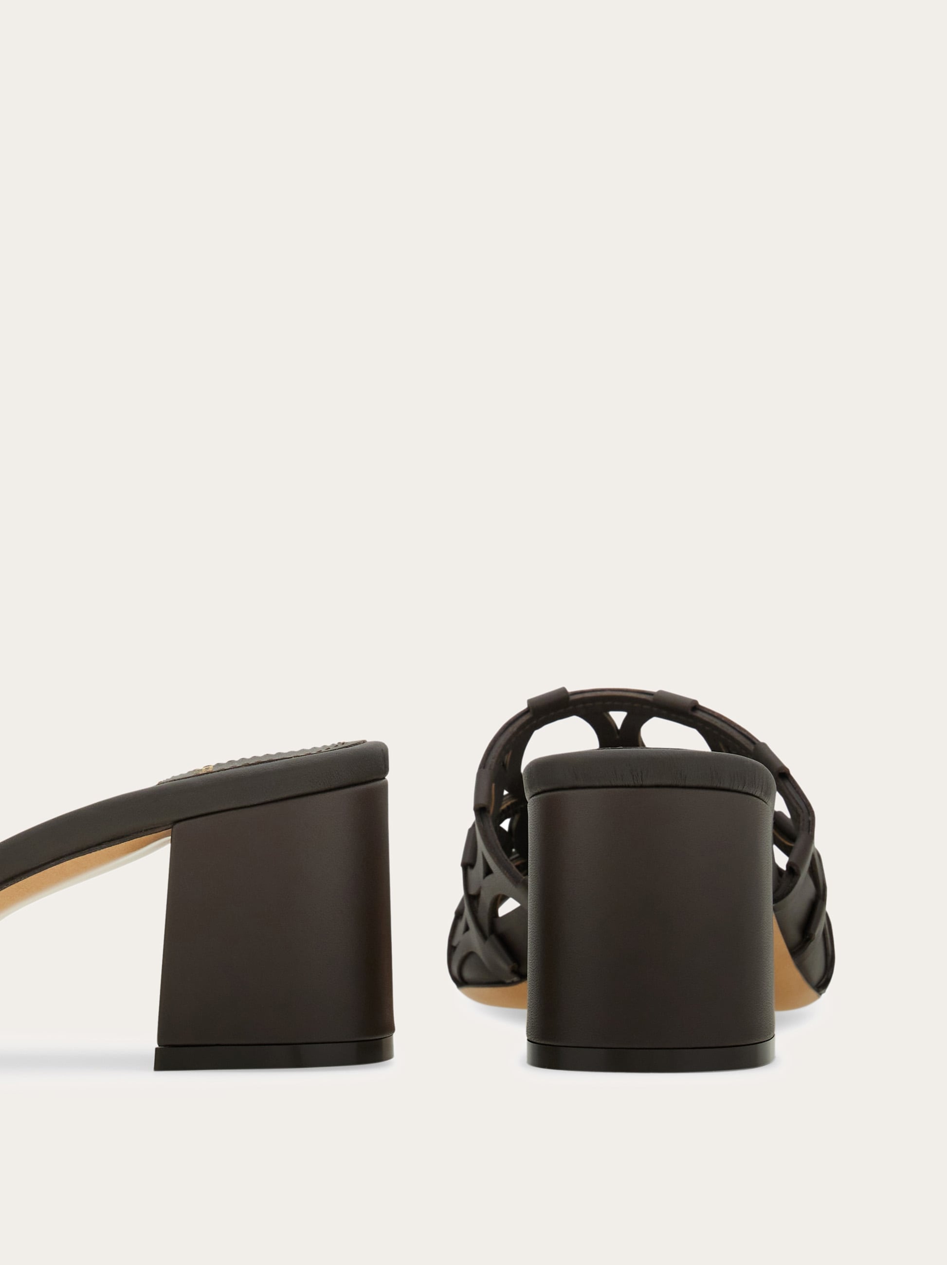 サンダル・ミュール FERRAGAMO FW25 Ferragamo With Heel Black (784806 01K497001) Gancini sandal - Women | Ferragamo