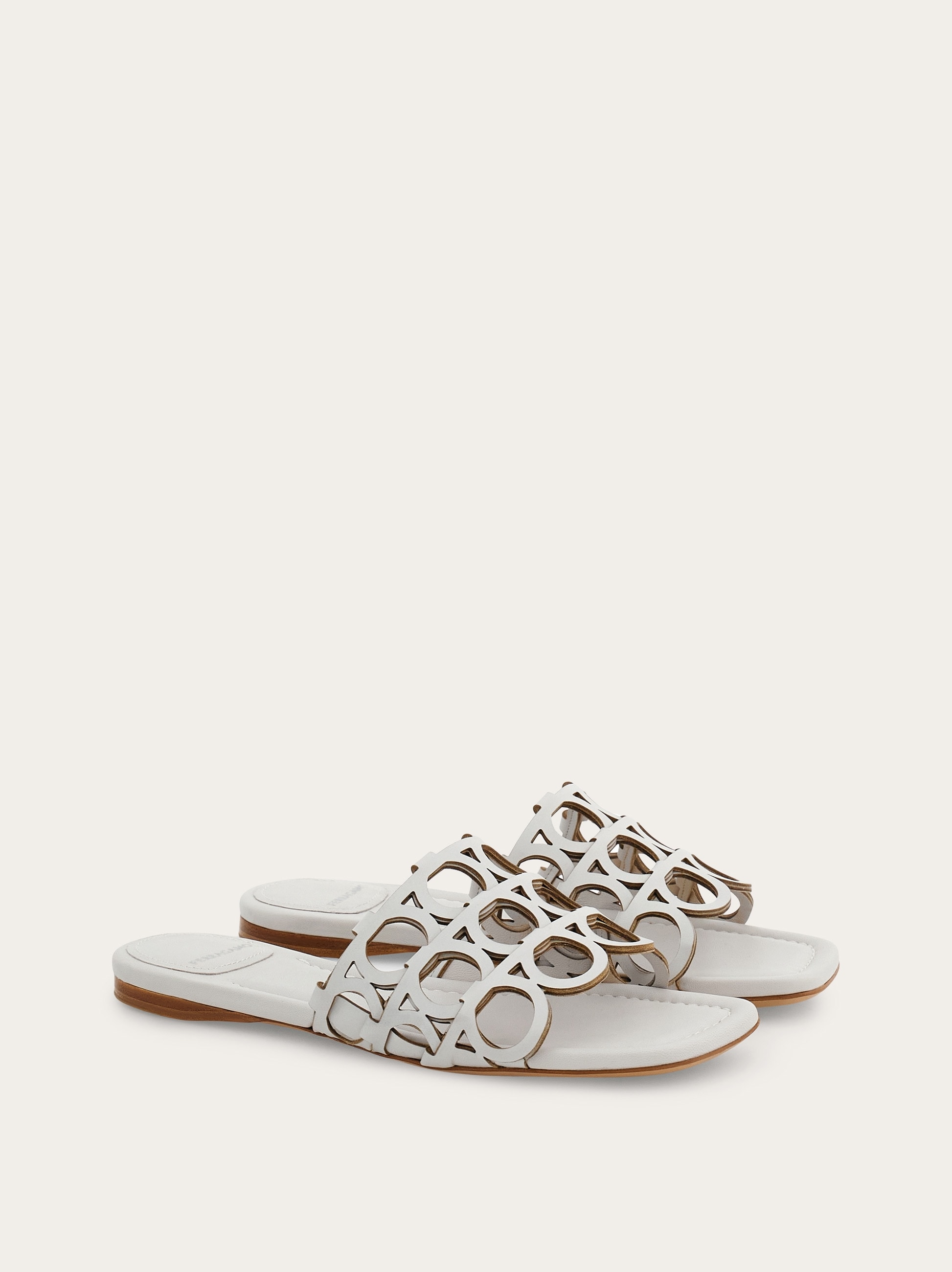 【SALVATORE FERRAGAMO】GANCINI SLIDE SANDALS Gancini slide - Women | Ferragamo