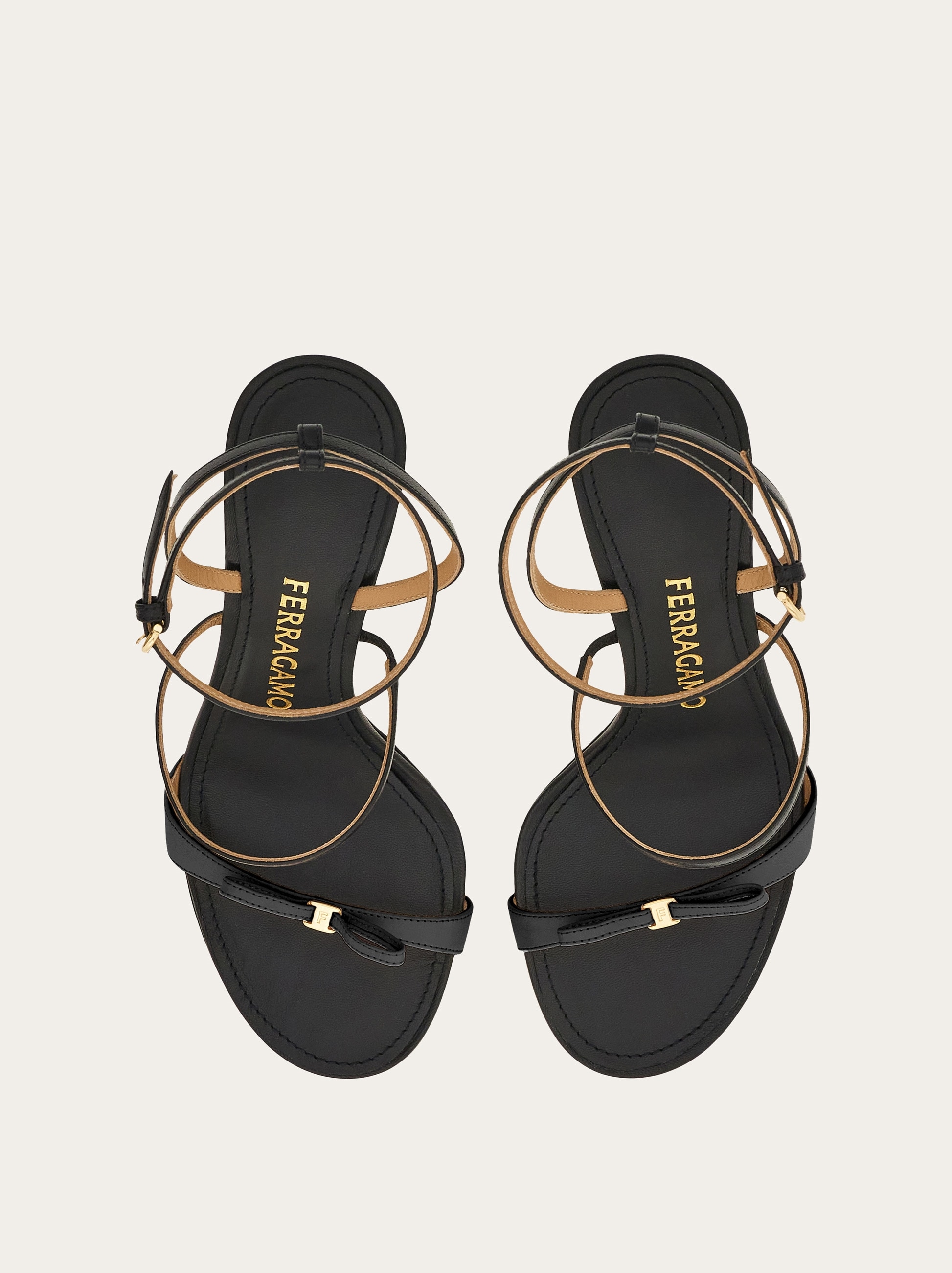 【FERRAGAMO】ミニ ボウ ストラップサンダル Strappy sandal with mini bow - Women | Ferragamo