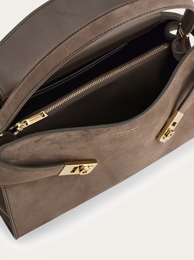 Hug ソフト ワンショルダーバッグ(M) - ウィメンズ | Ferragamo