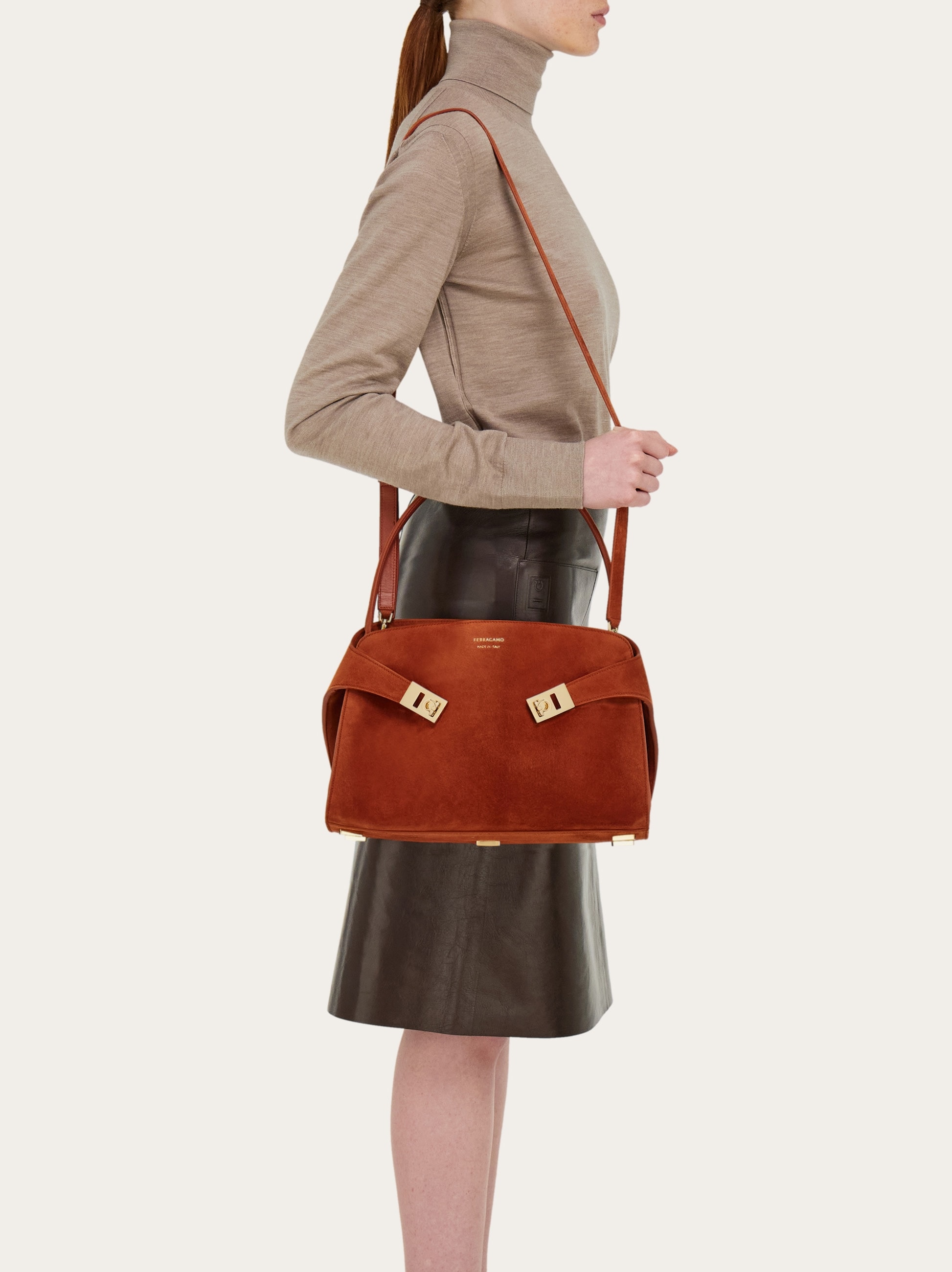 FERRAGAMO(フェラガモ) Hug Soft ブラウンスエードバッグ Hug ソフト バイカラー ワンショルダーバッグ(M) - ウィメンズ