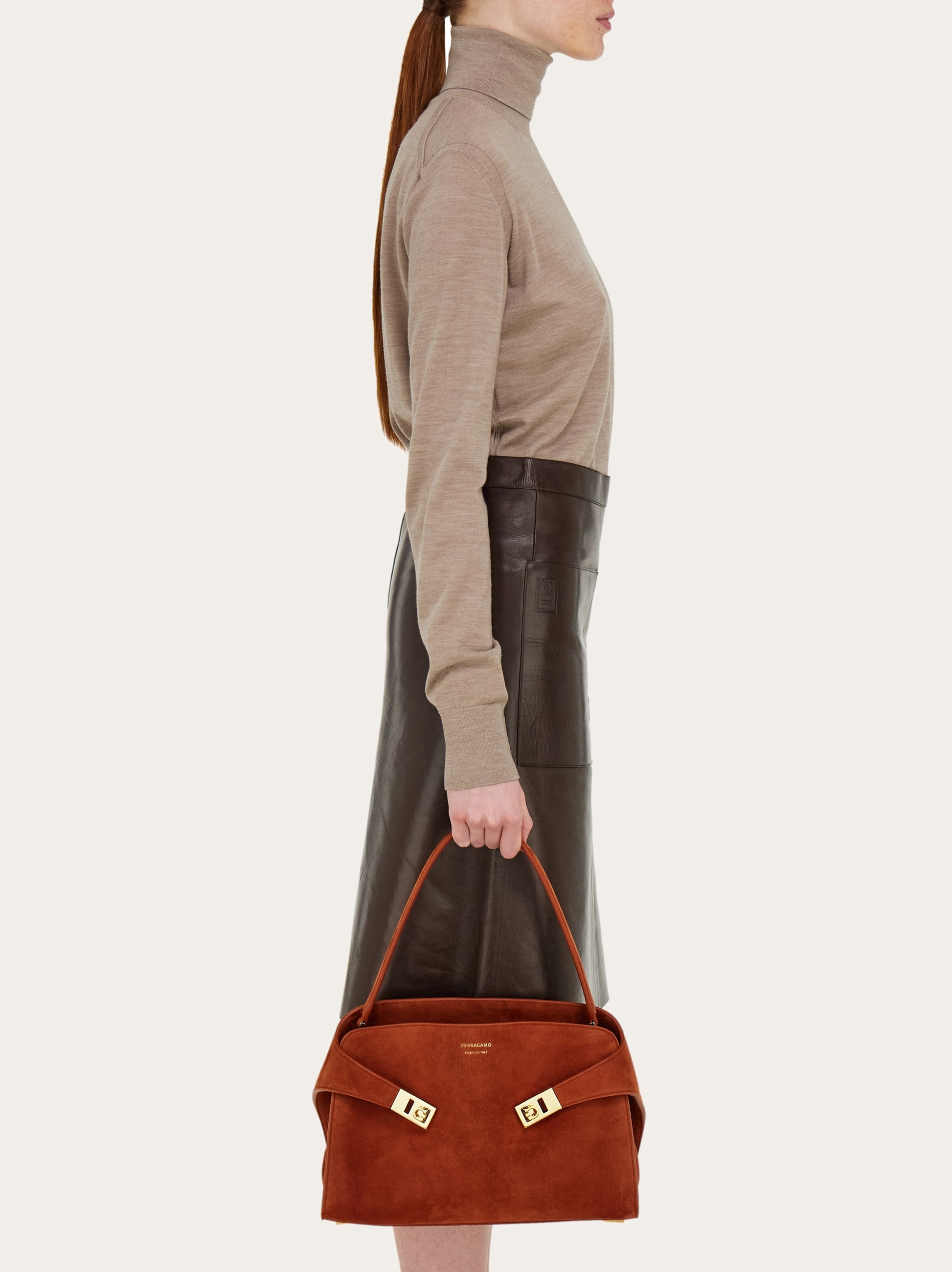 nm622ページ Hug soft bicolor shoulder bag (M) - Women | Ferragamo