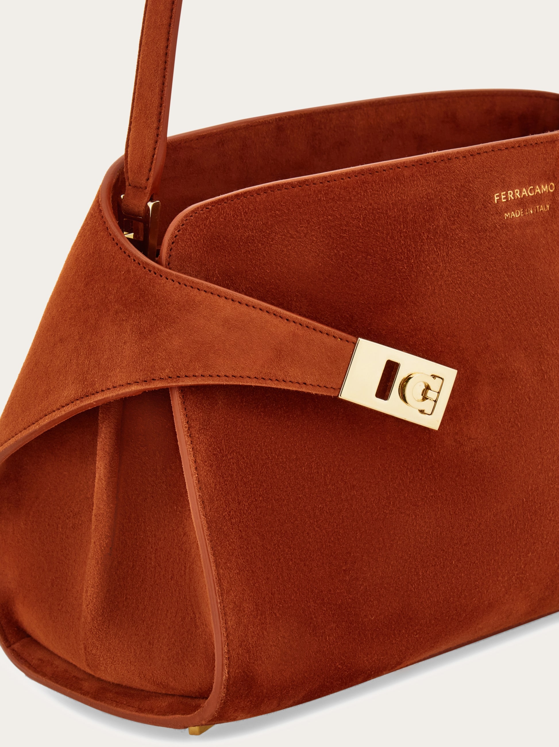 Hug ソフト ワンショルダーバッグ(M) - 従業員特別セール | Ferragamo