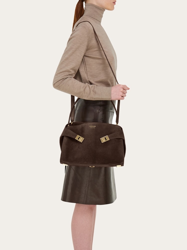 Bolso de hombro Hug soft (M) Gallery image 9