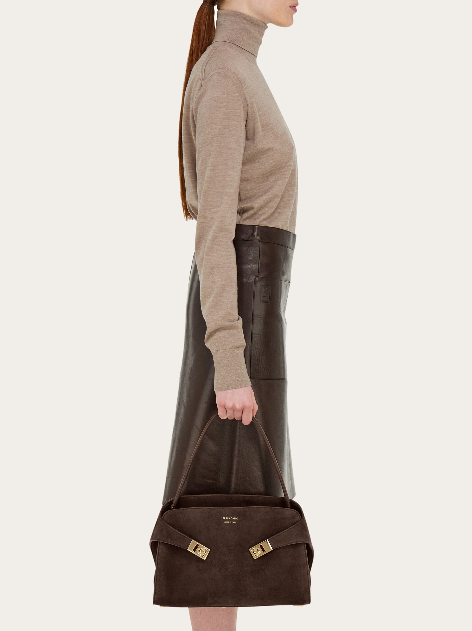 関税込 FERRAGAMO Leather Medium Hug Soft Shoulder Bag Hug Soft shoulder bag (M) - Women | Ferragamo