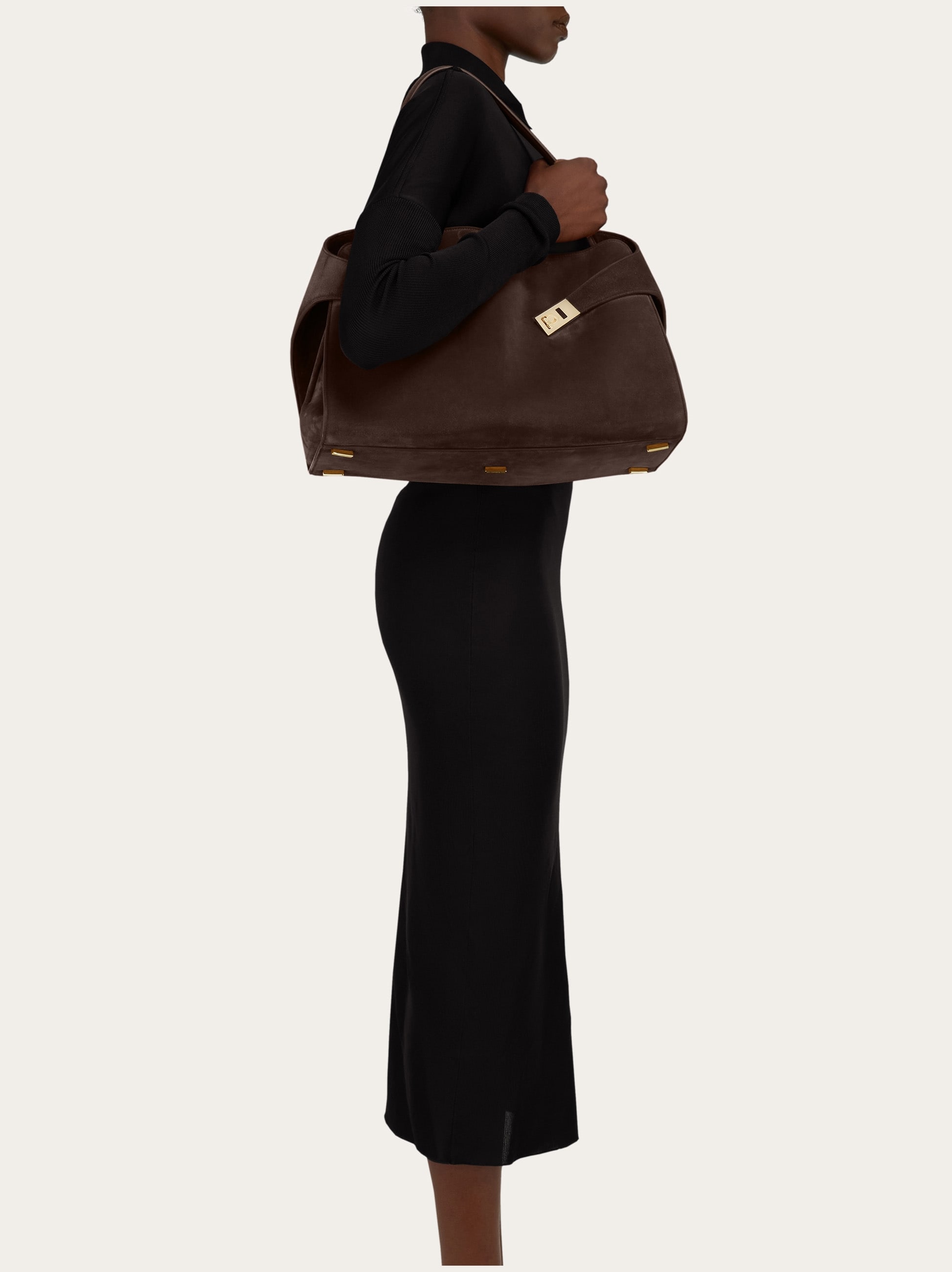 関税込 FERRAGAMO Leather Large Hug Soft Shoulder Bag Hug Soft shoulder bag (M) - Women | Ferragamo