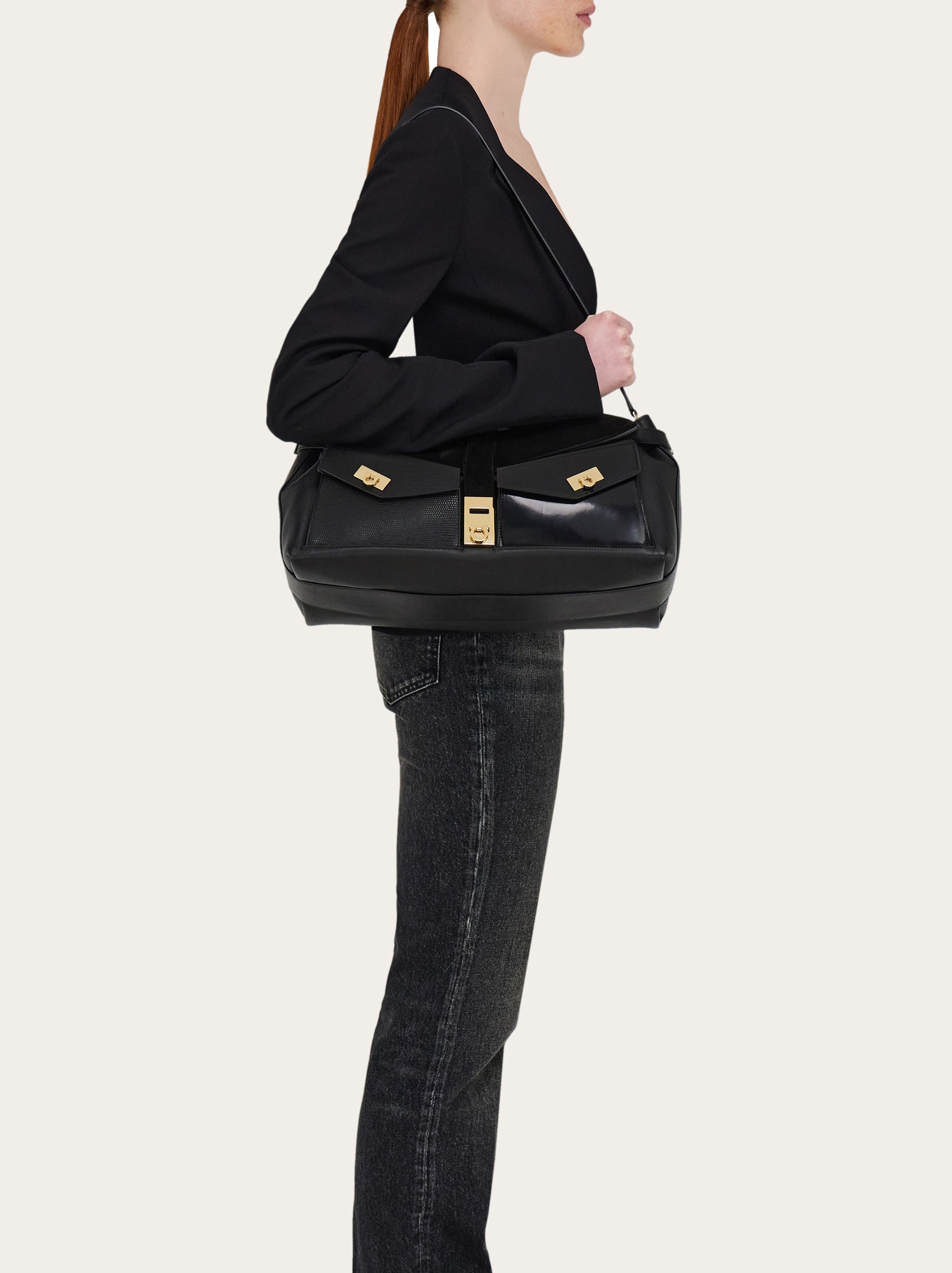 ☆関税込☆ FERRAGAMO Hug マルチポケット クロスボディバッグ Ferragamo フェラガモ Hug ハグ クロスボディ バッグ (FERRAGAMO