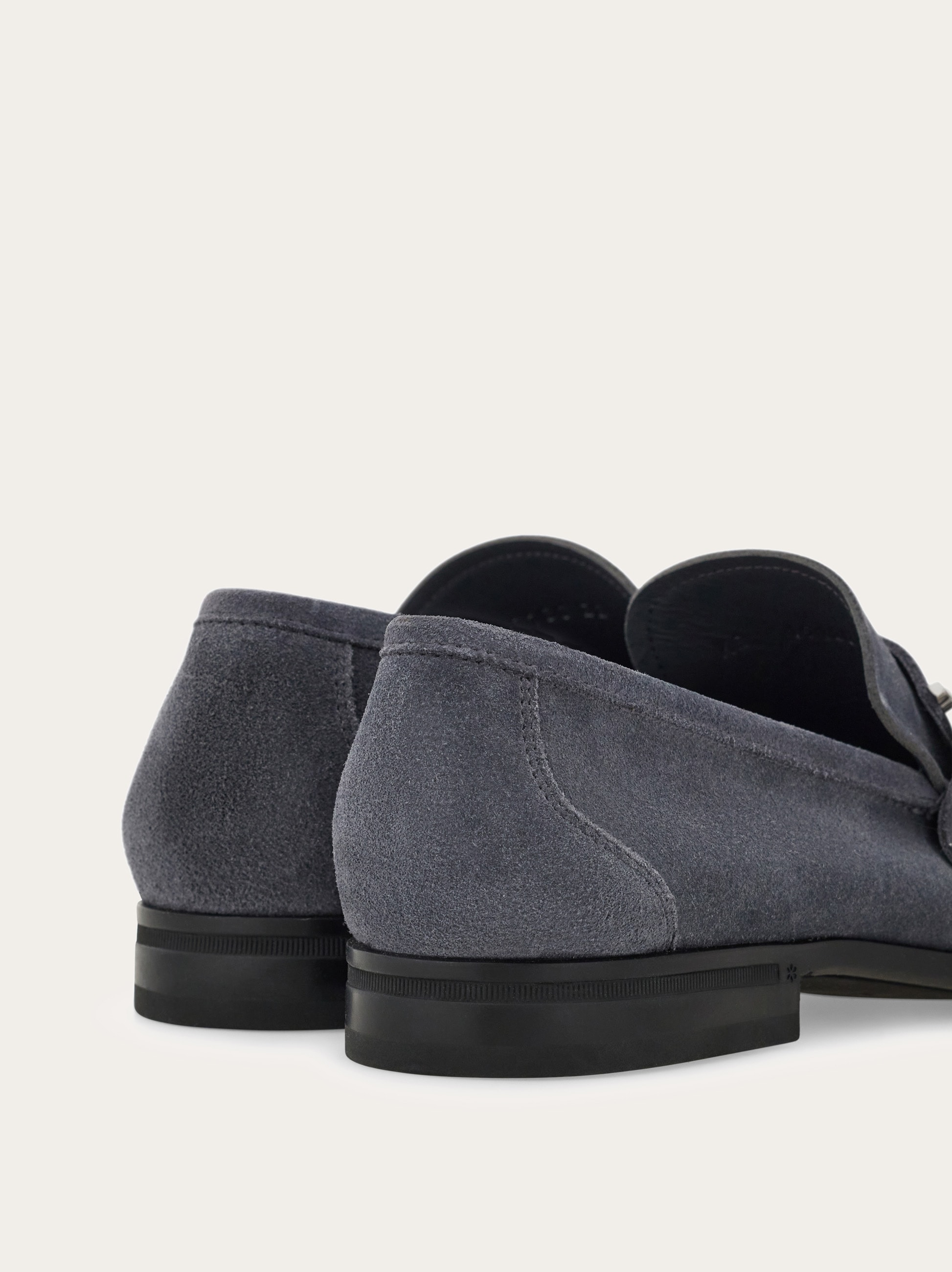 【関税込み】Ferragamo グレー Gancini Ornament ローファー Ferragamoのグレー Gancini Ornament ローファーがセール中