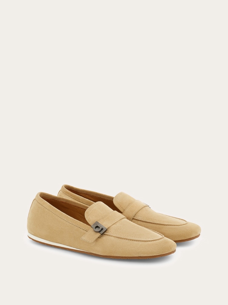Hug buckle loafer Gallery image 2