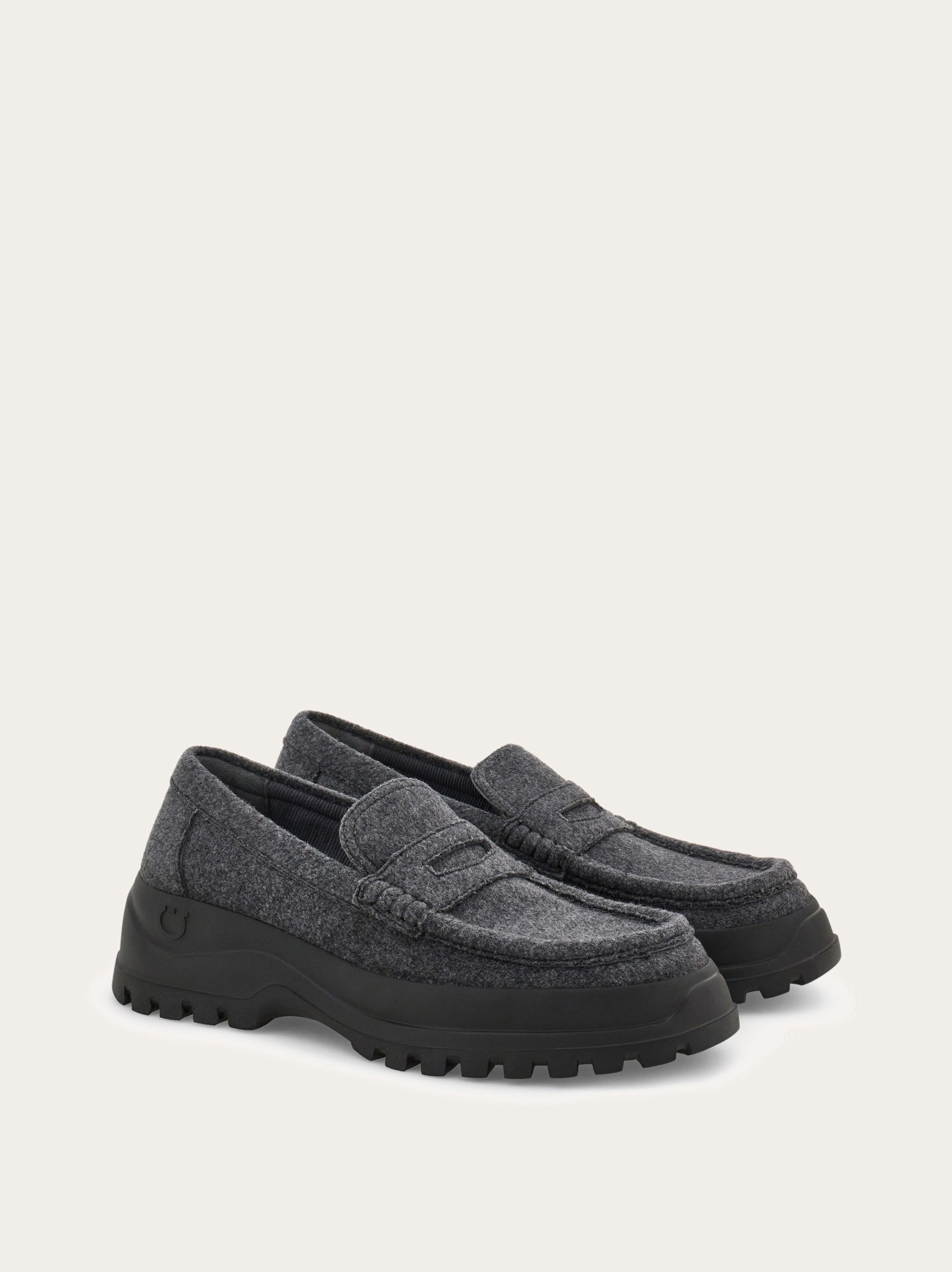 【関税込み】Ferragamo ブラック ペニーローファー Ferragamoのブラック ペニーローファーがセール中