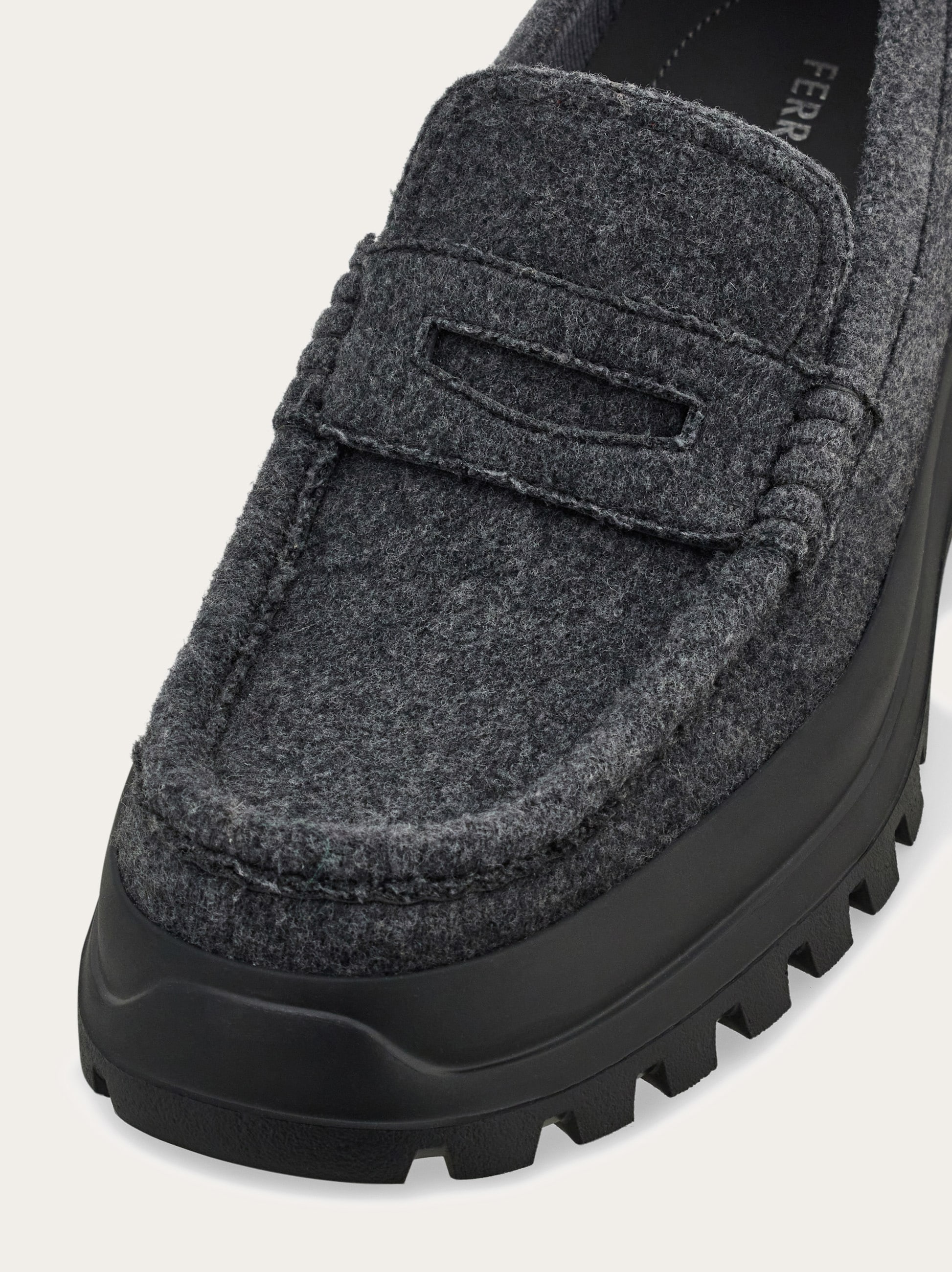 【関税込み】Ferragamo ブラック ペニーローファー Ferragamoのブラック ペニーローファーがセール中