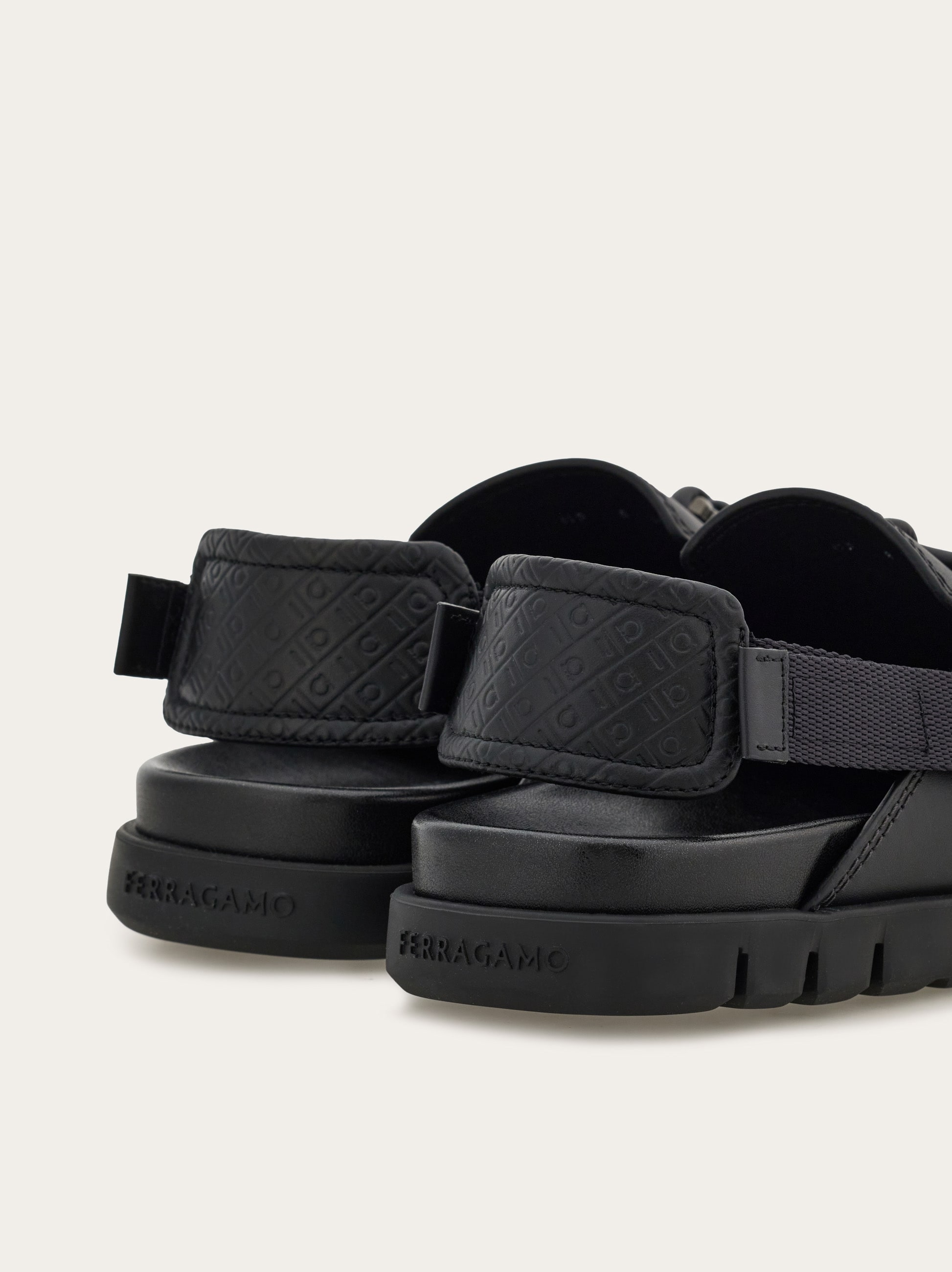 サンダル・ミュール FERRAGAMO Black leather Gancini slippers Salvatore Ferragamo Black Leather Gancini Slippers - Shoes