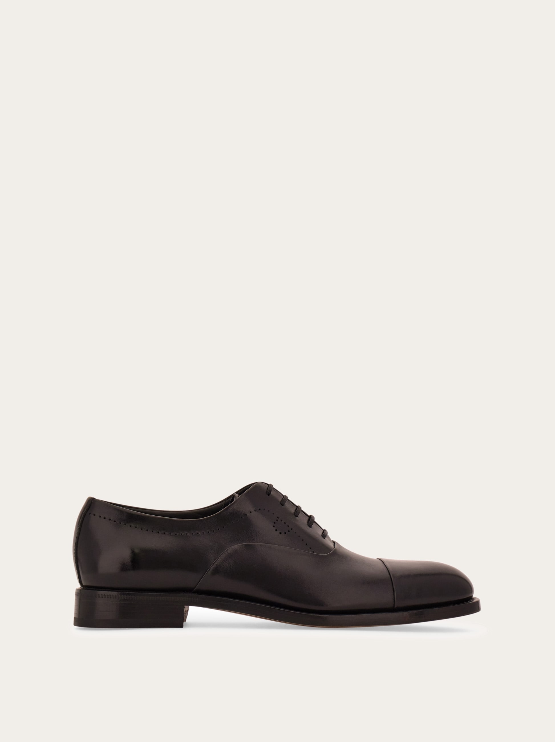FERRAGAMO ブラック ドレスシューズ Tramezza Oxford with toe cap - Men | Ferragamo